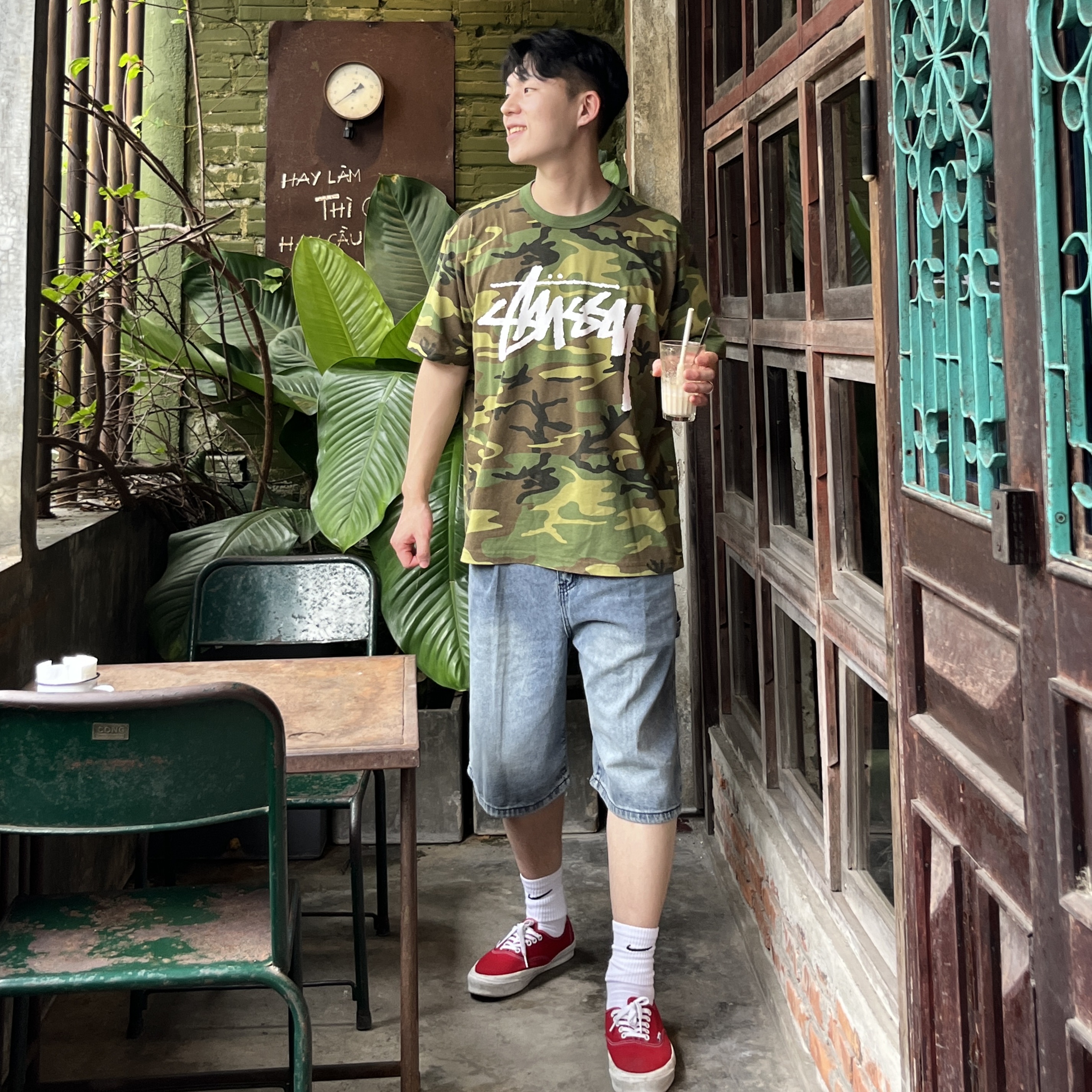 Stussy Stock Camo T-Shirt Camo White, Nike x Stussy NRG Crew Socks White Black 착용 스타일 - 1