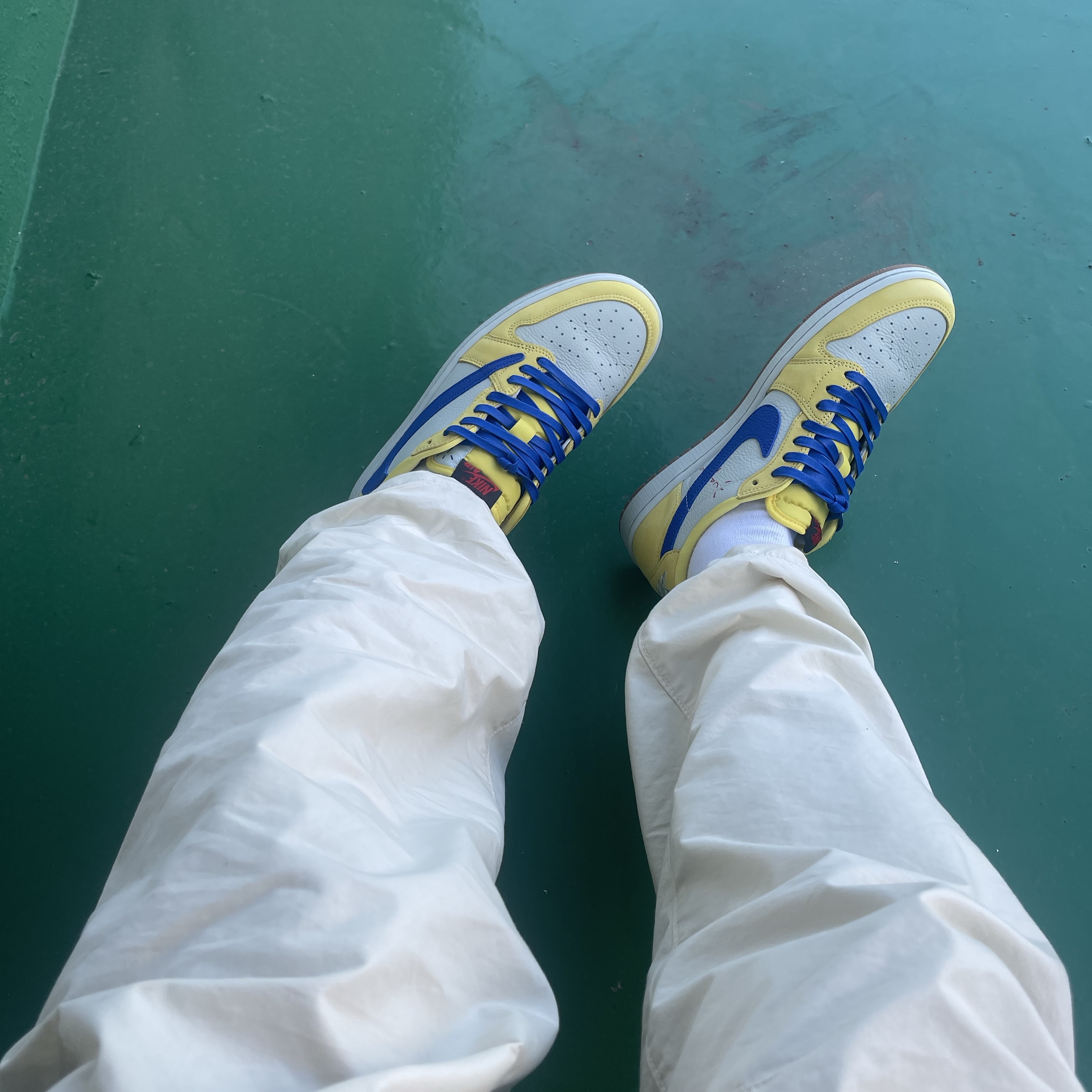 (W) Jordan 1 x Travis Scott Retro Low OG SP Canary 착용 스타일 - 1