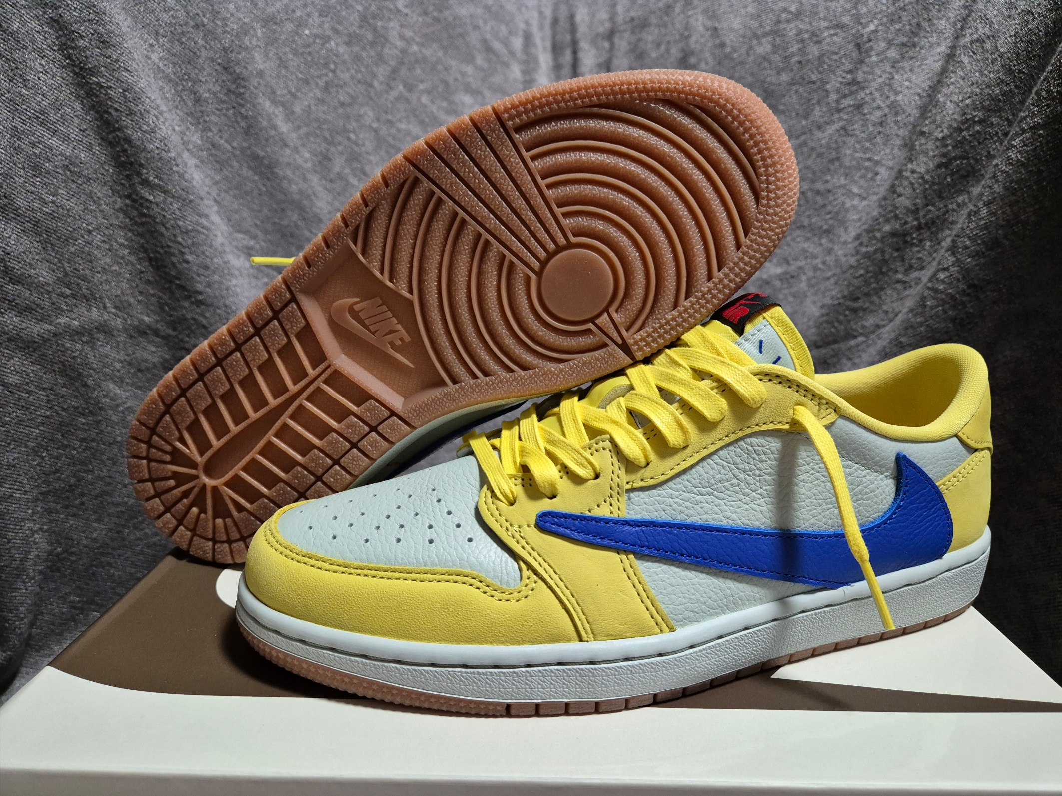 (W) Jordan 1 x Travis Scott Retro Low OG SP Canary 착용 스타일 - 2