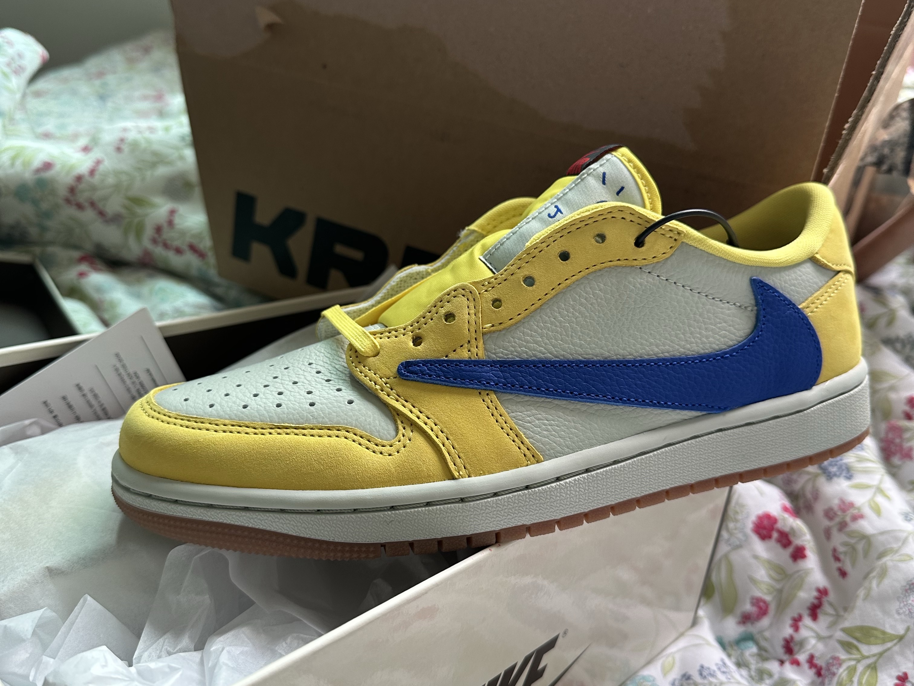 (W) Jordan 1 x Travis Scott Retro Low OG SP Canary 착용 스타일