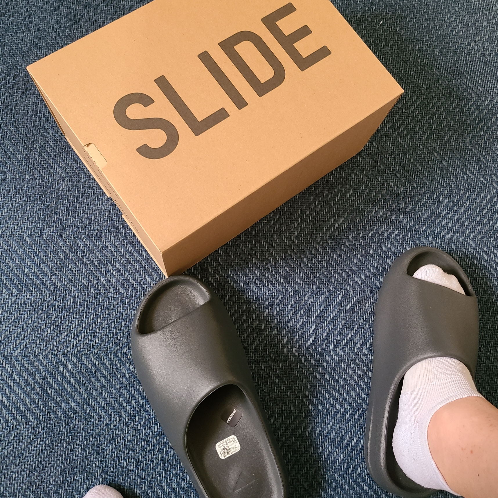 Adidas Yeezy Slide Dark Onyx 2024 착용 스타일 - 1