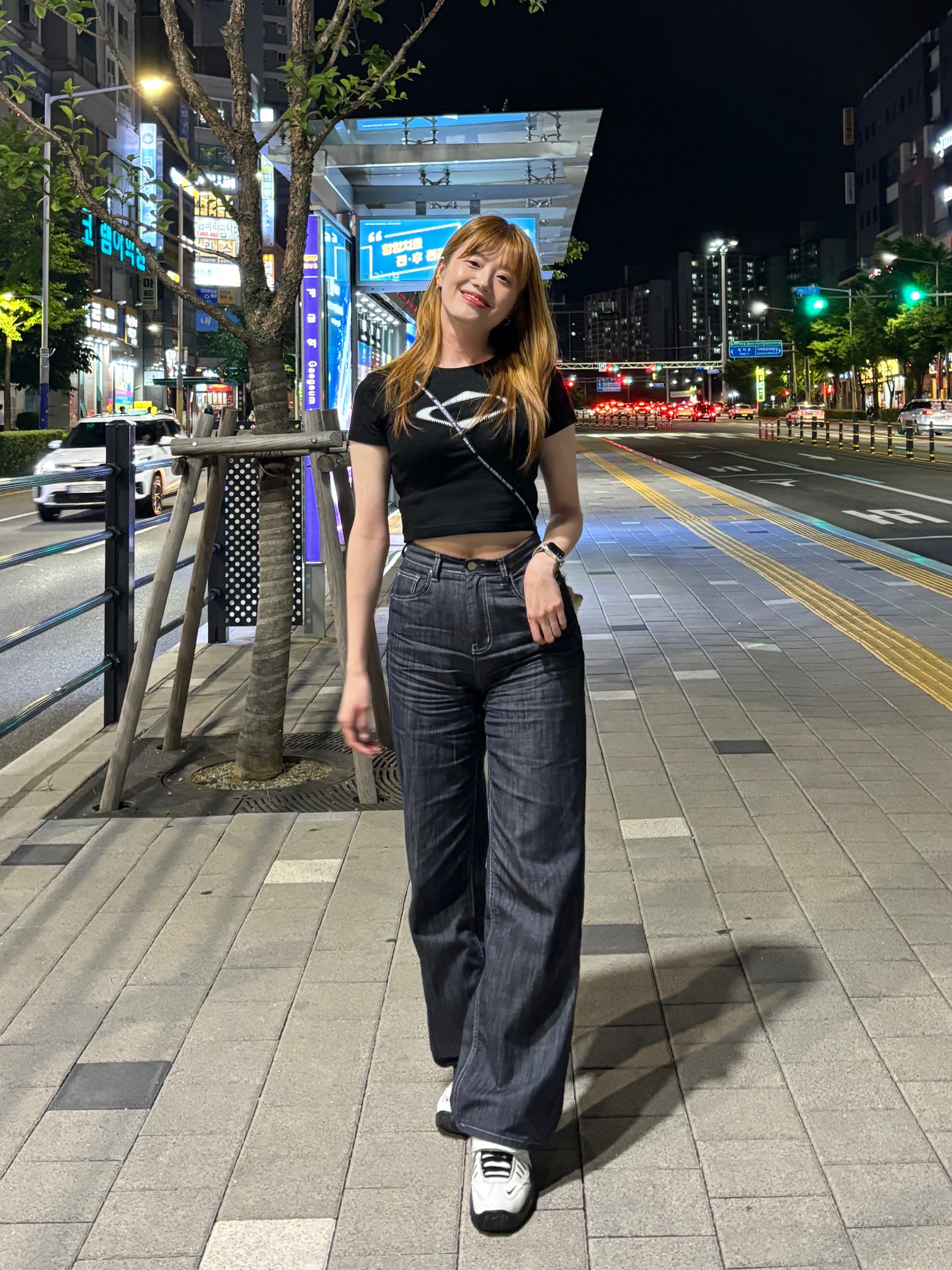 (W) 미스치프 롬버스 블러 티셔츠 미니 블랙, 나이키 x 앰부쉬 에어 어저스트 포스 SP 서밋 화이트 앤 블랙 착용 스타일 - 1