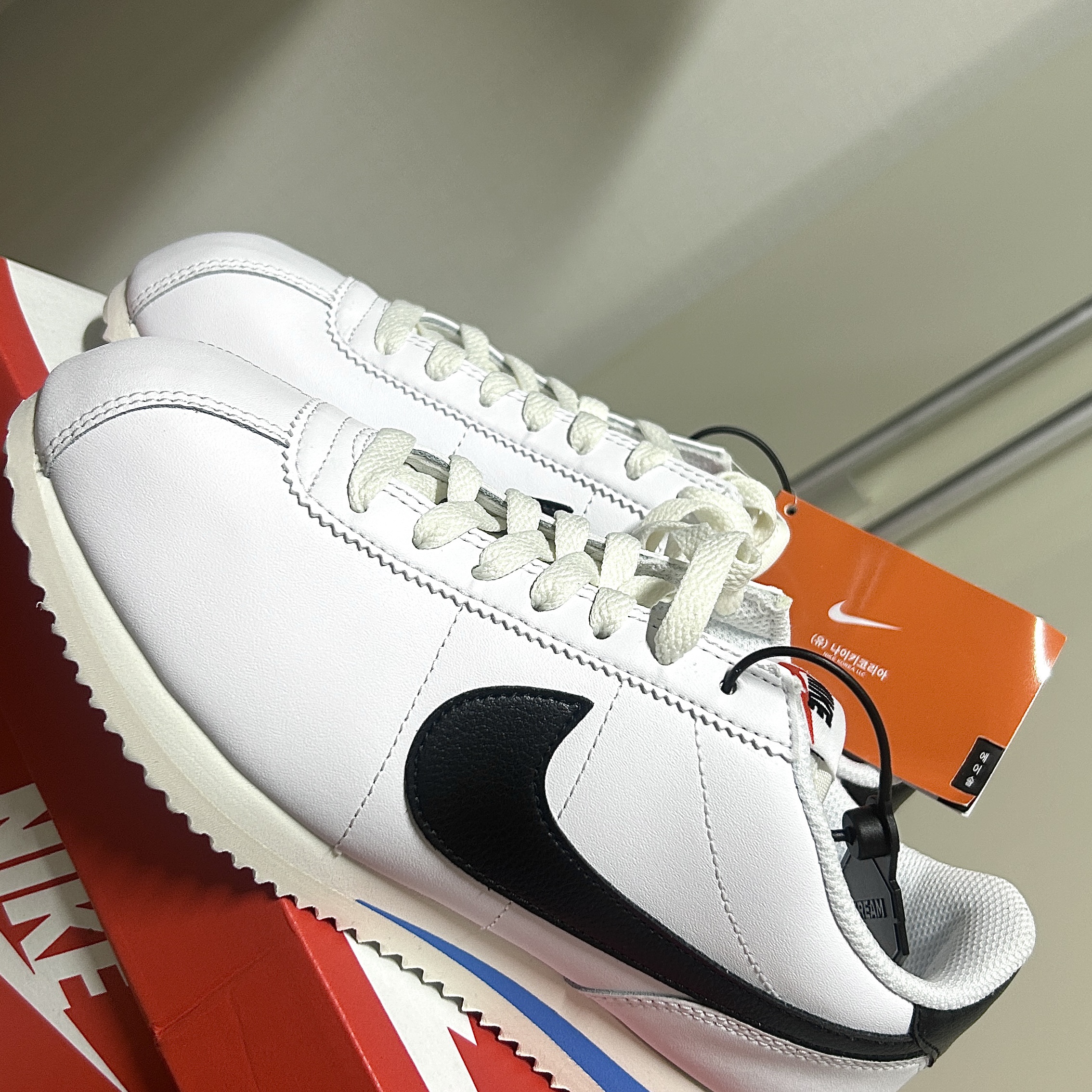 (W) Nike Cortez White and Black 착용 스타일 - 2