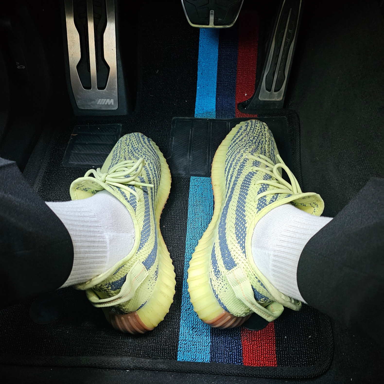 Adidas Yeezy Boost 350 V2 Semi Frozen Yellow 착용 스타일
