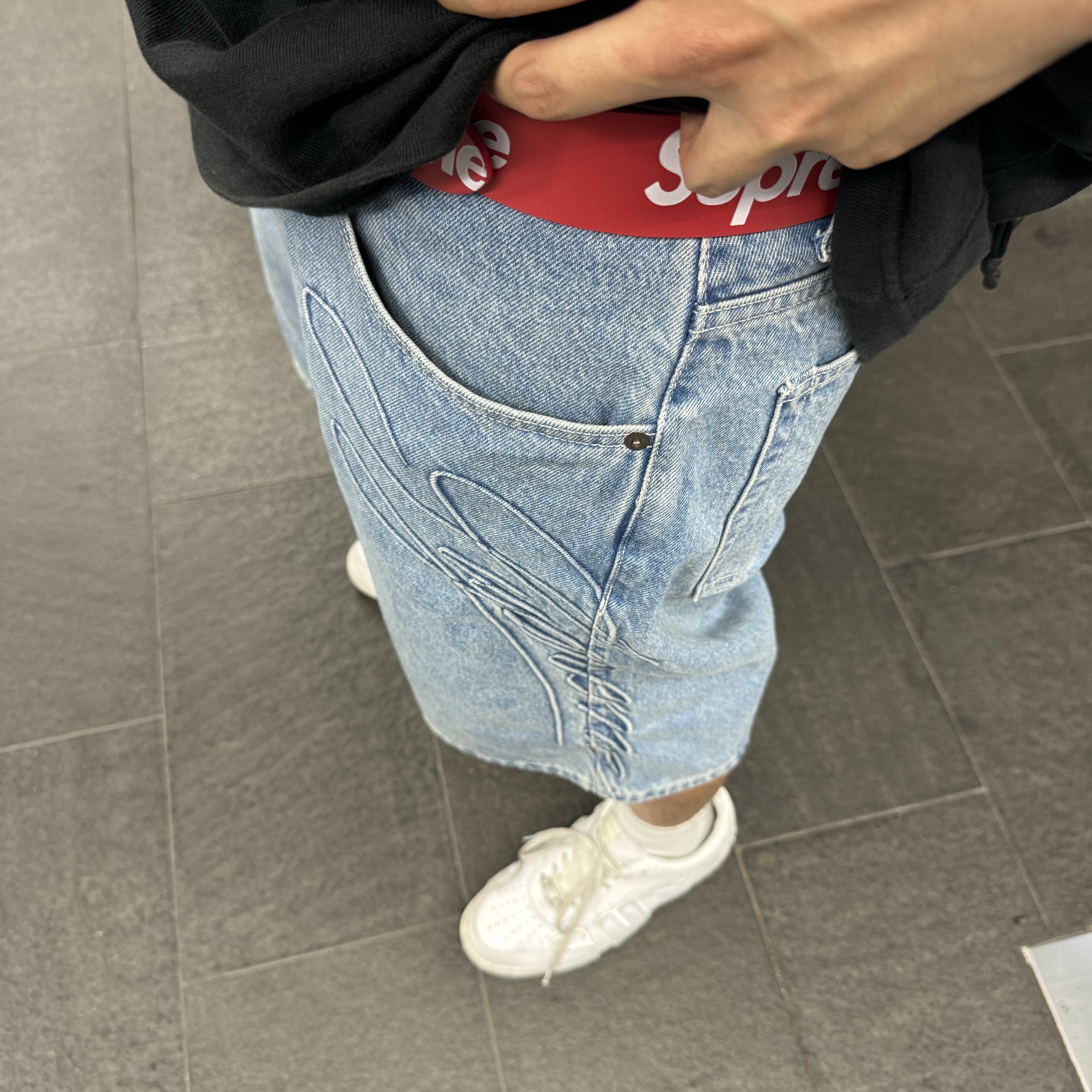 Supreme Script Baggy Denim Short Washed Indigo - 24SS, Supreme 99 LS Football Top Black - 24SS 착용 스타일 - 2