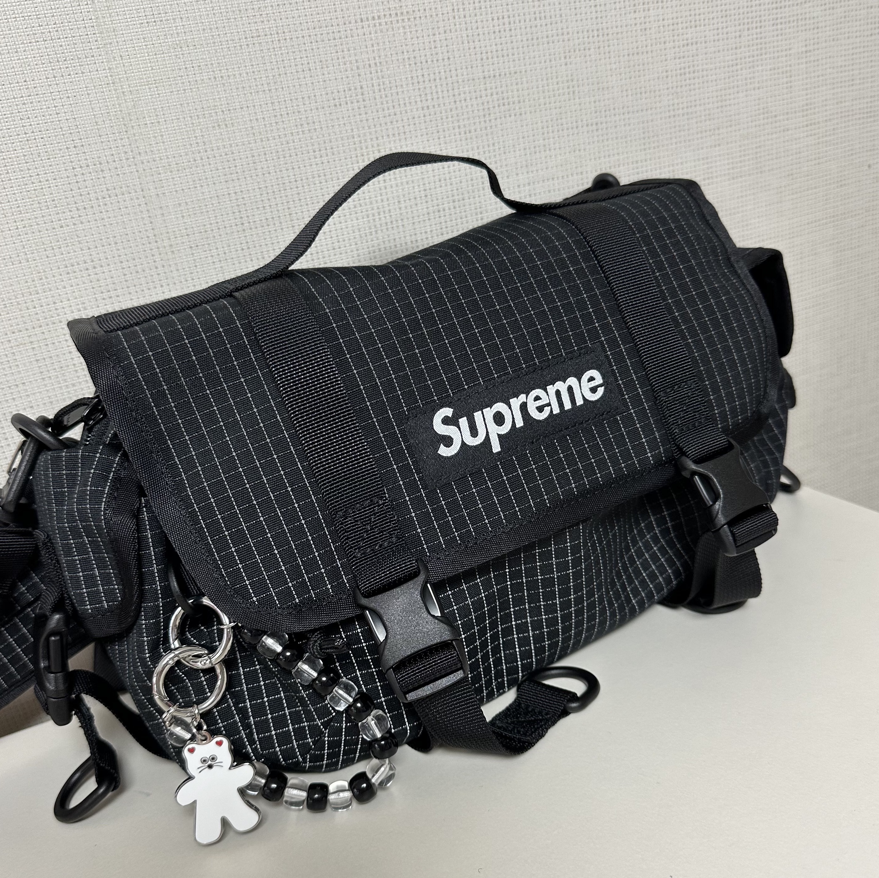 Supreme Mini Duffle Bag Black - 24SS, Supreme Woven Shoulder Bag Black - 23SS 착용 스타일 - 1