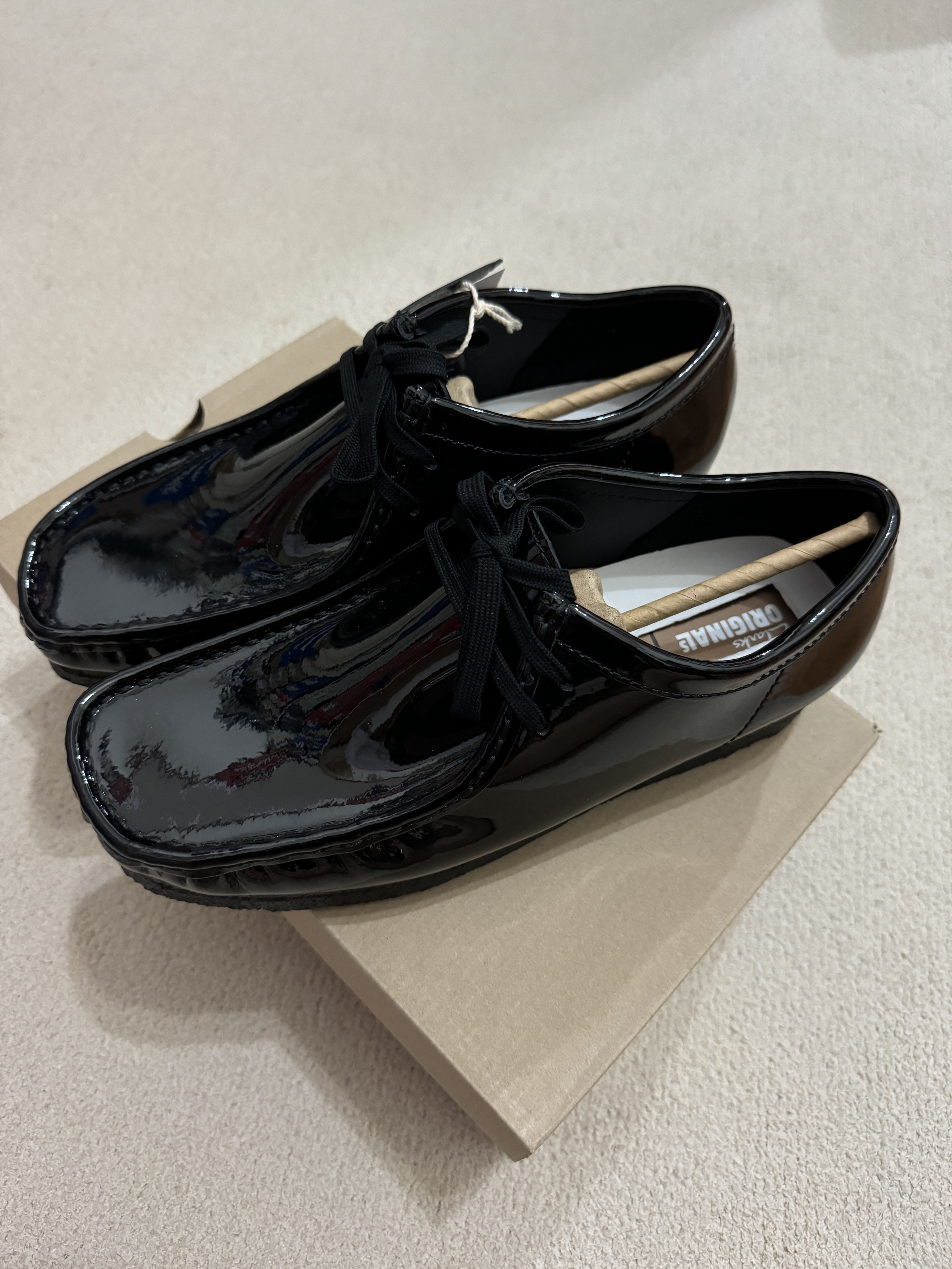 Clarks x Supreme Patent Leather Wallabee Black 착용 스타일 - 3