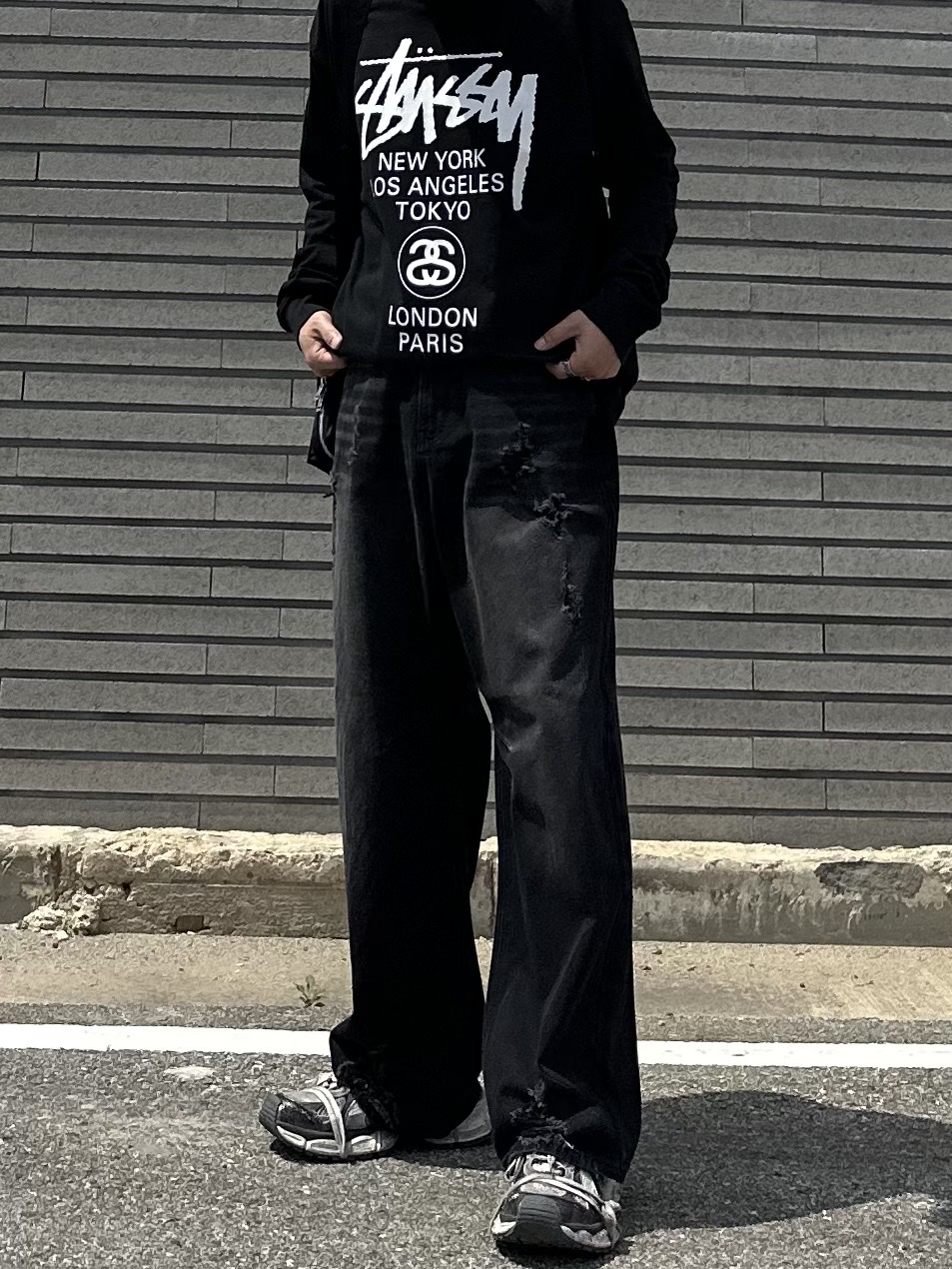Stussy World Tour LS T-Shirt Black 2024, Balenciaga 3XL Sneakers Grey White Red 착용 스타일 - 2