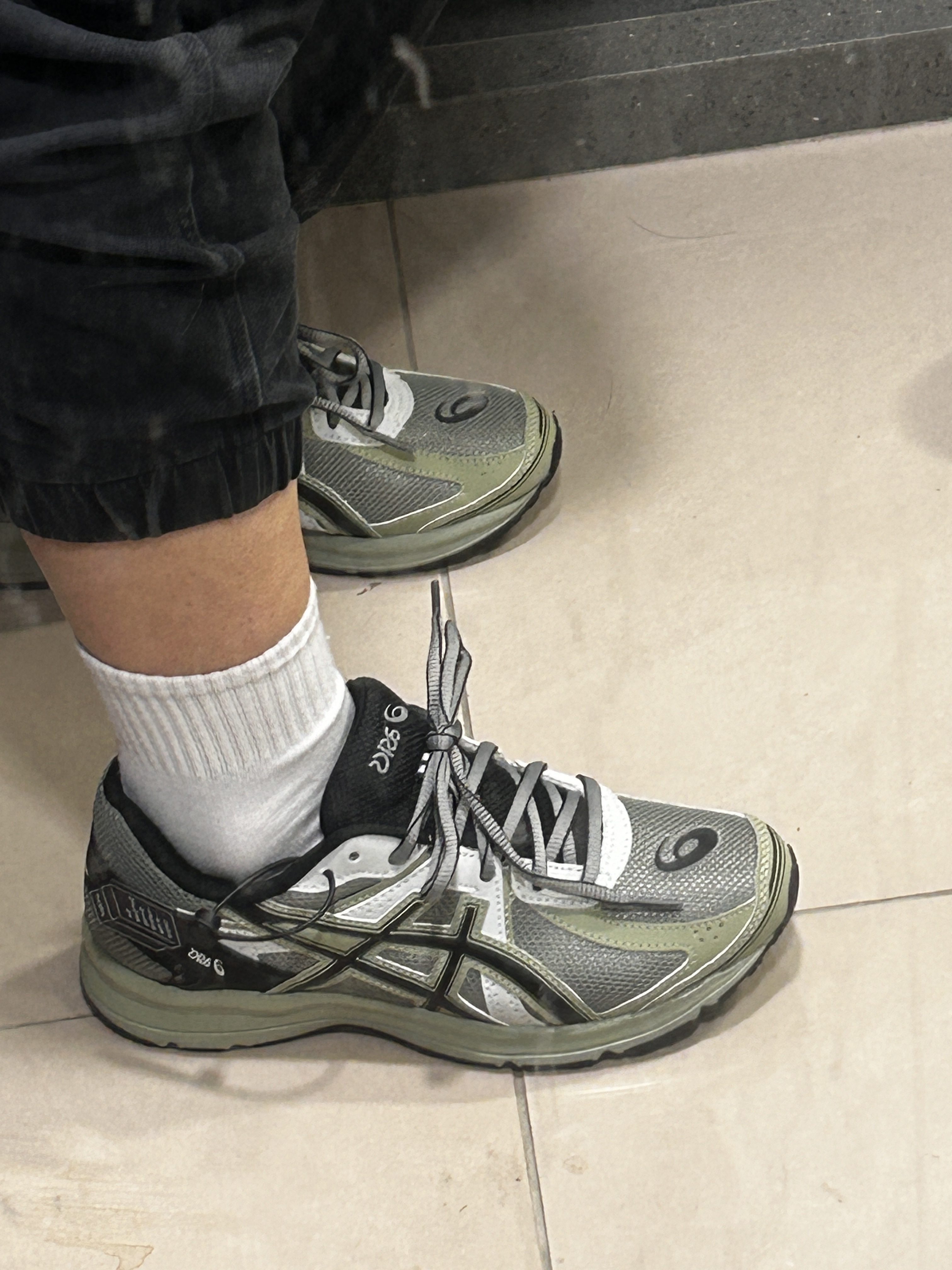 Asics Jog 100 S Sheet Rock - 2E Wide 착용 스타일 - 4