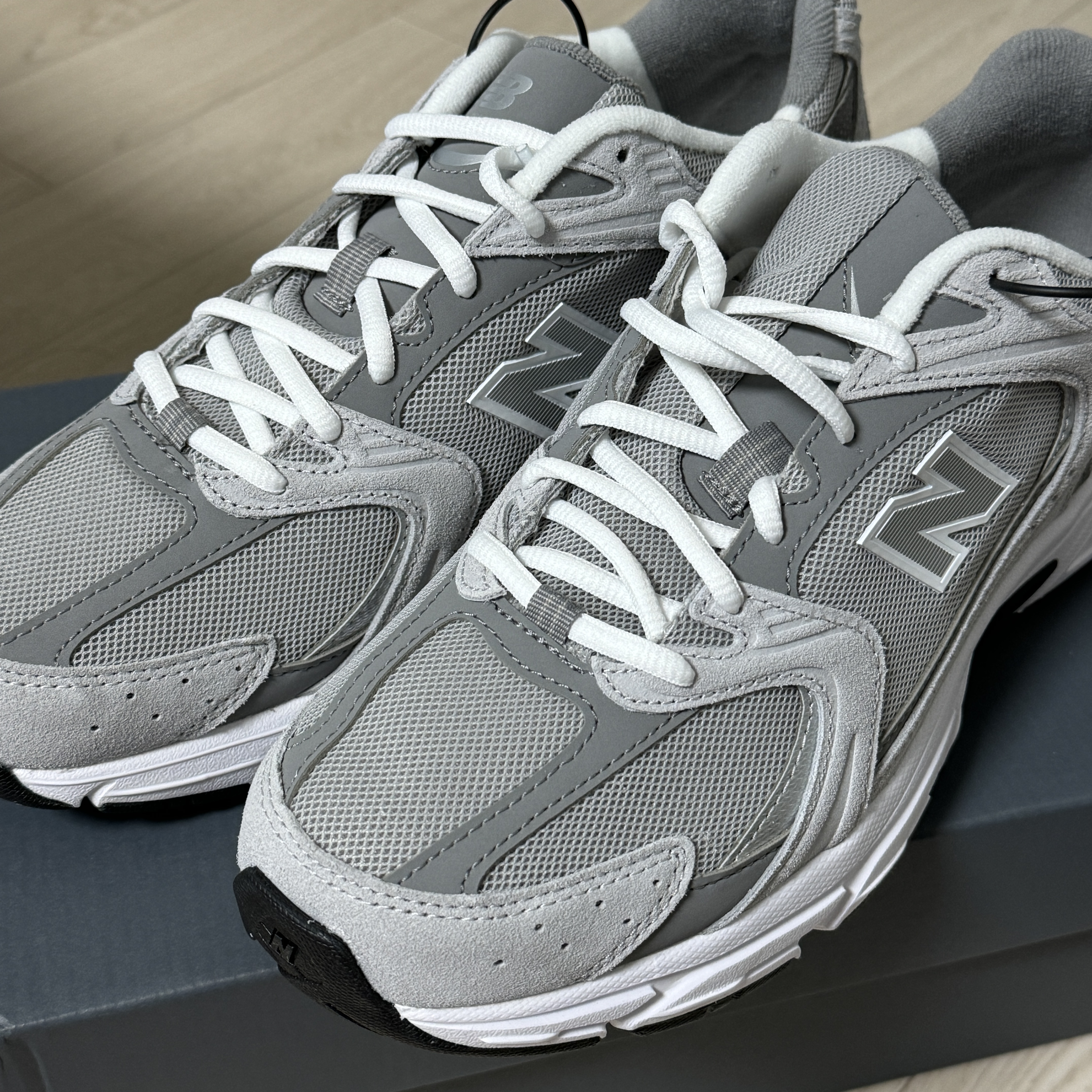 New Balance 530 Grey 착용 스타일