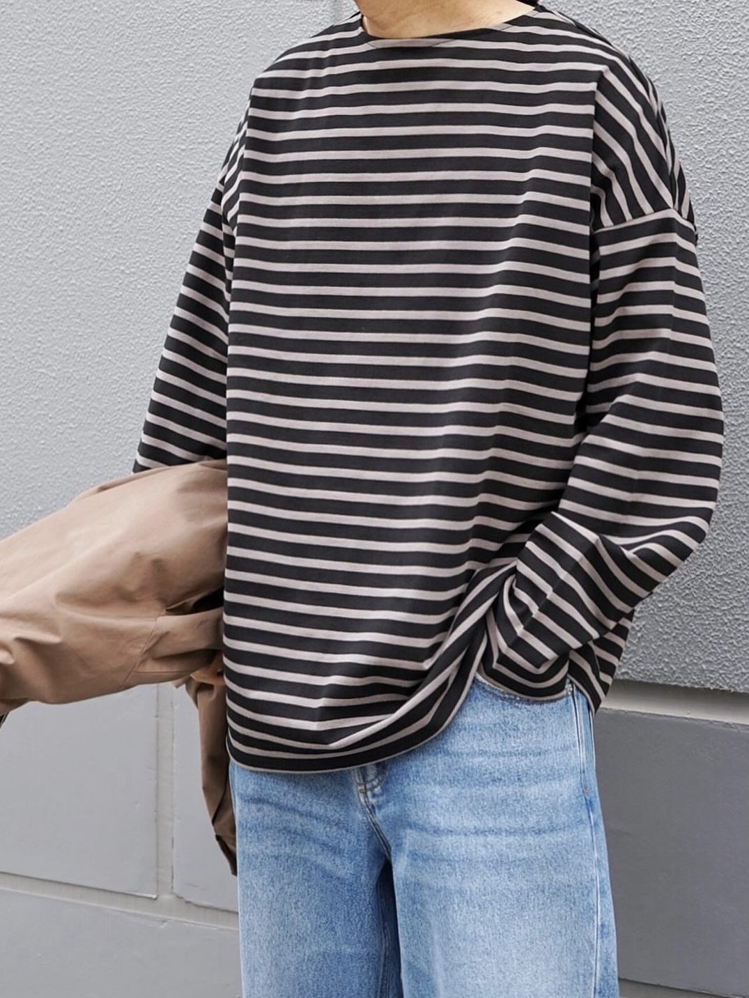 Marka Basque Shirt Black Grey 착용 스타일 - 1