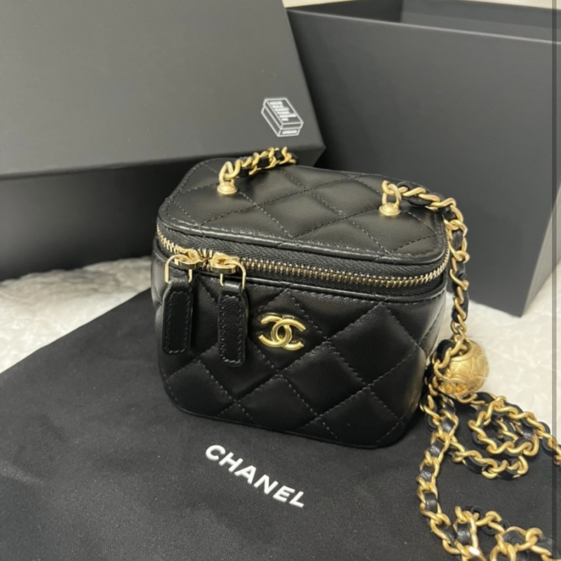Chanel Small Vanity With Chain Lambskin & Gold Black (Inside Mirror) 착용 스타일 - 1