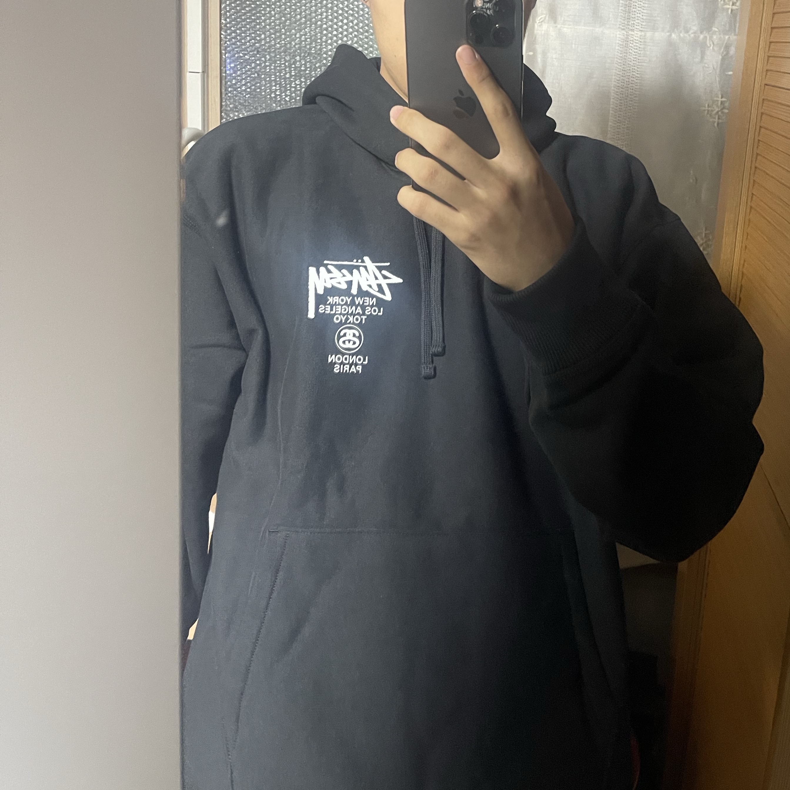 Stussy World Tour Hoodie Black 착용 스타일 - 2