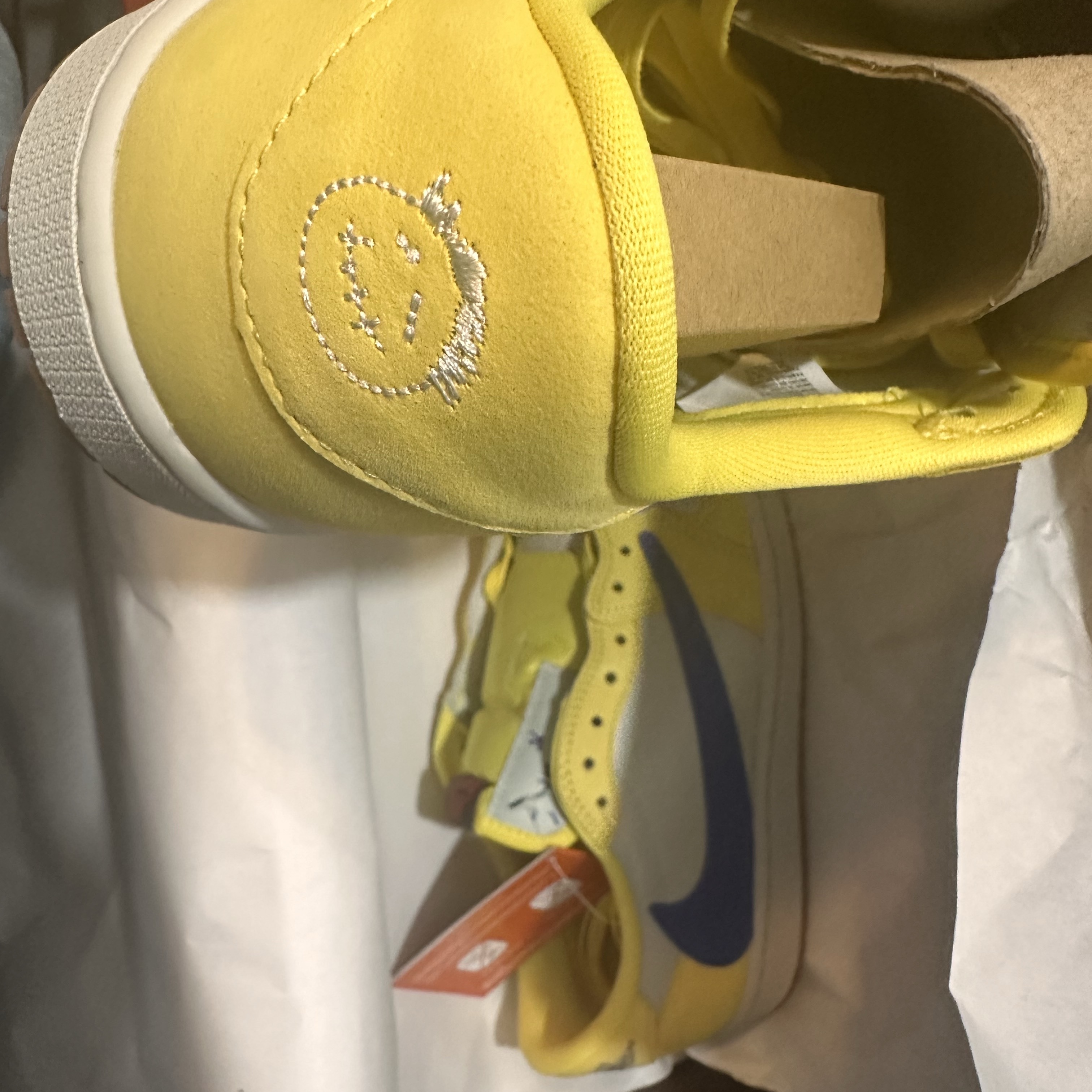 (W) Jordan 1 x Travis Scott Retro Low OG SP Canary 착용 스타일 - 2