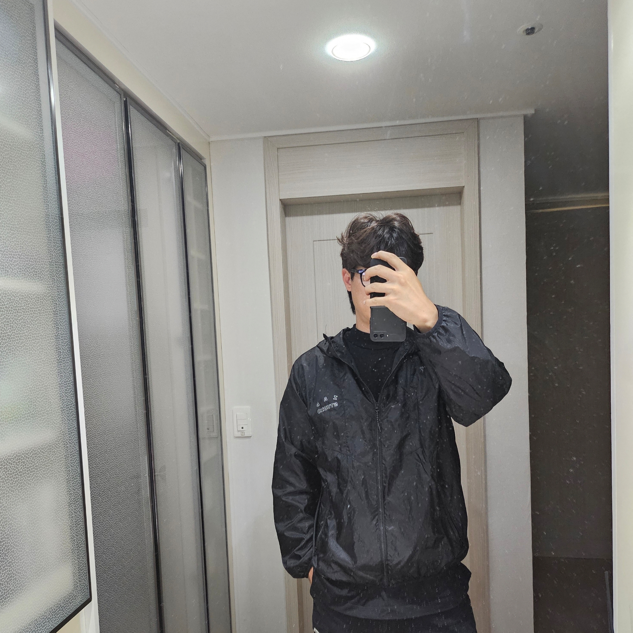 IAB Studio Ripstop Wind Jacket Black 착용 스타일 - 2