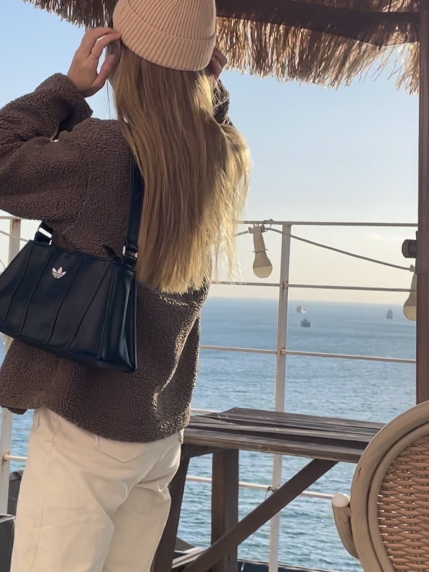 아디다스 삼바 OG 블랙 화이트 검, 아디다스 미니 에어라이너백 블랙 착용 스타일 - 2