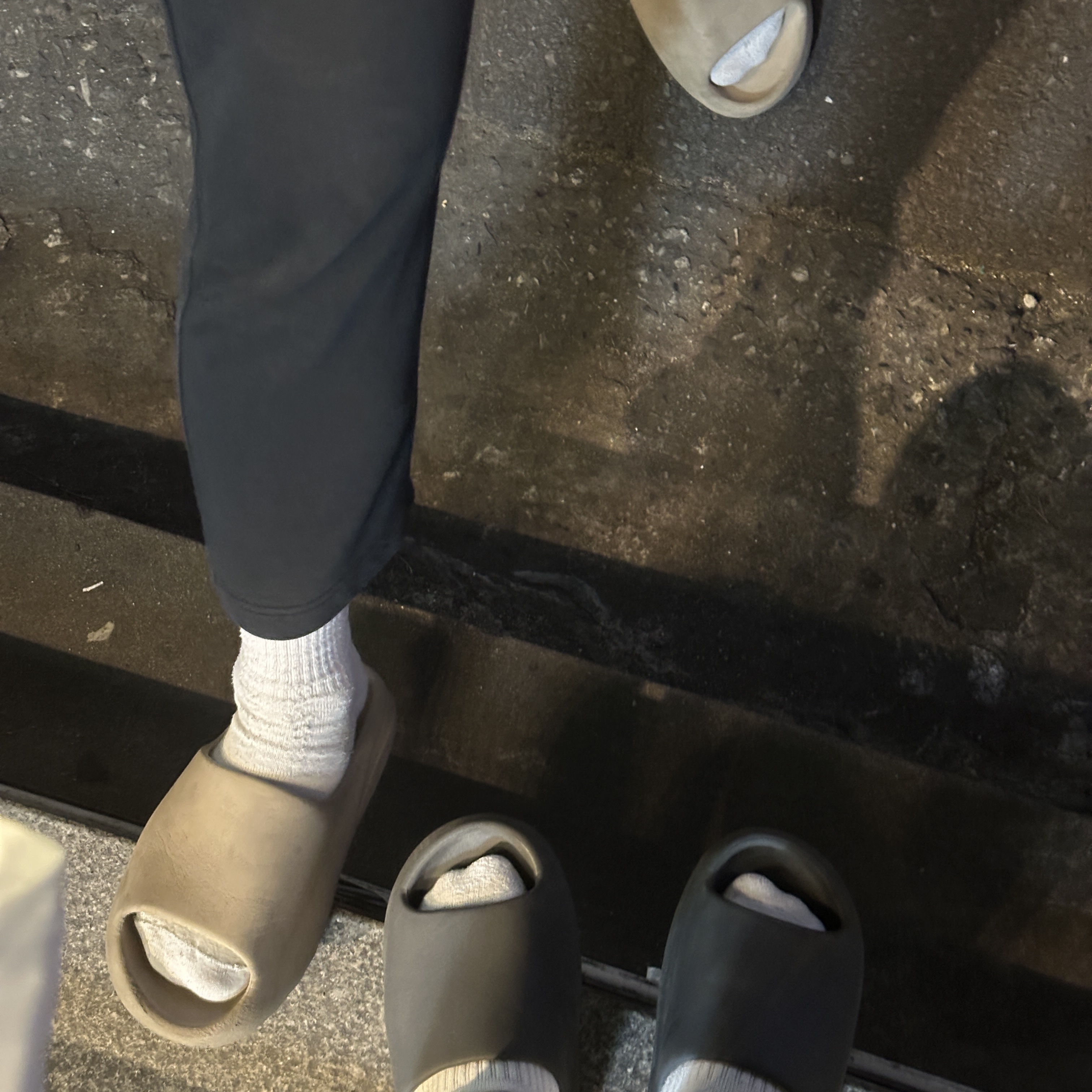 Adidas Yeezy Slide Granite, Adidas Yeezy Slide Bone 2022/2023 착용 스타일 - 1