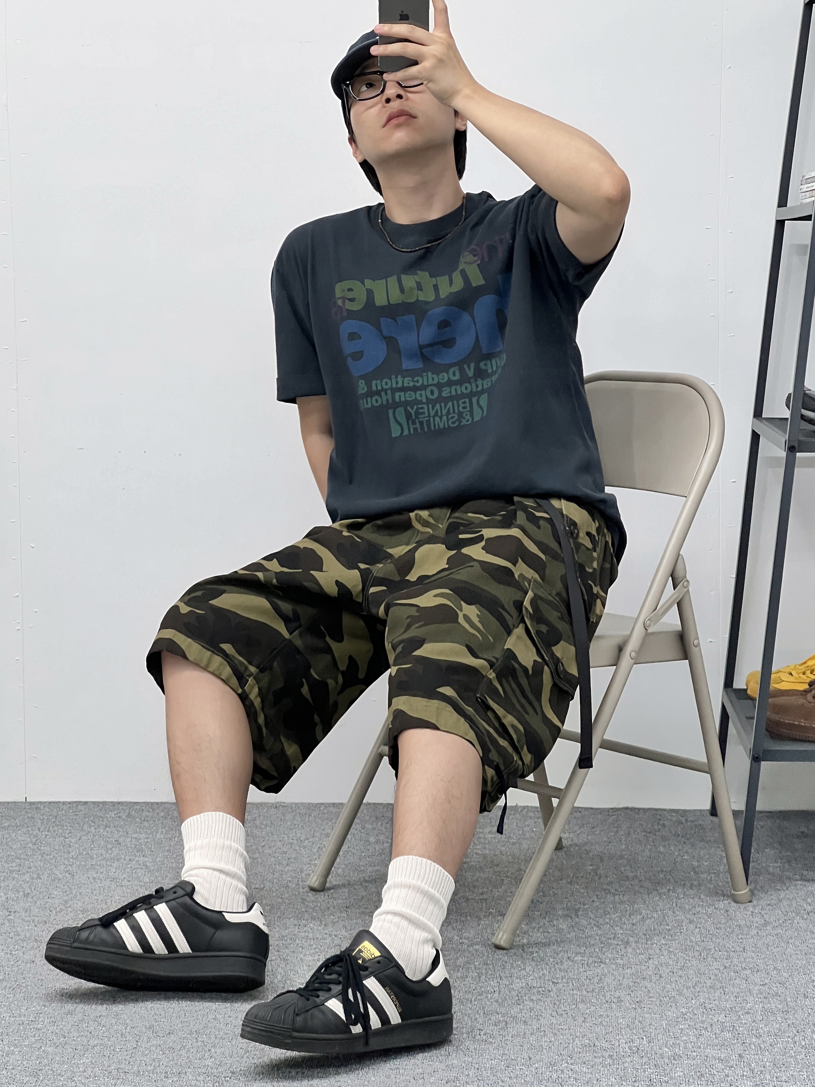Adidas Superstar Core Black White 착용 스타일 - 1
