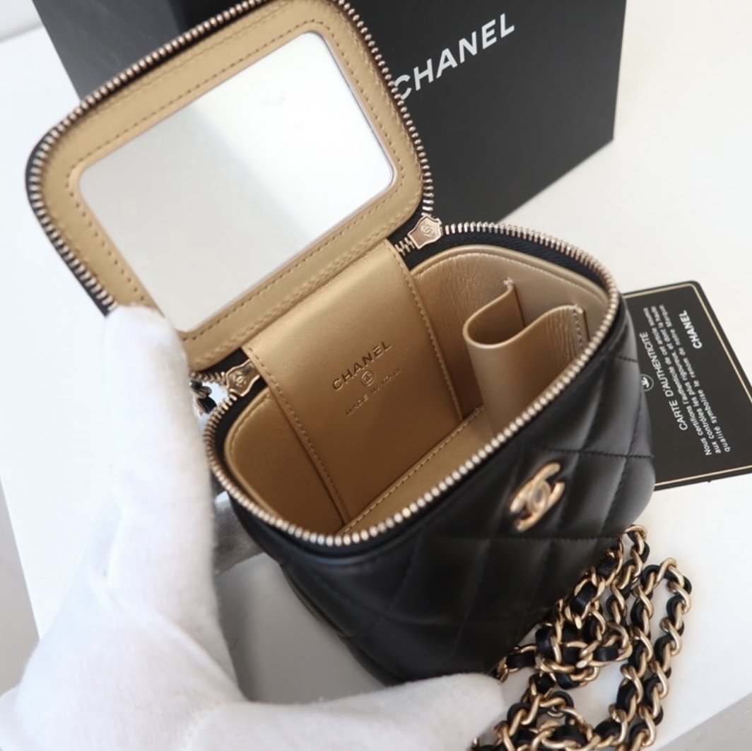 Chanel Small Vanity With Chain Lambskin & Gold Black (Inside Mirror) 착용 스타일 - 2