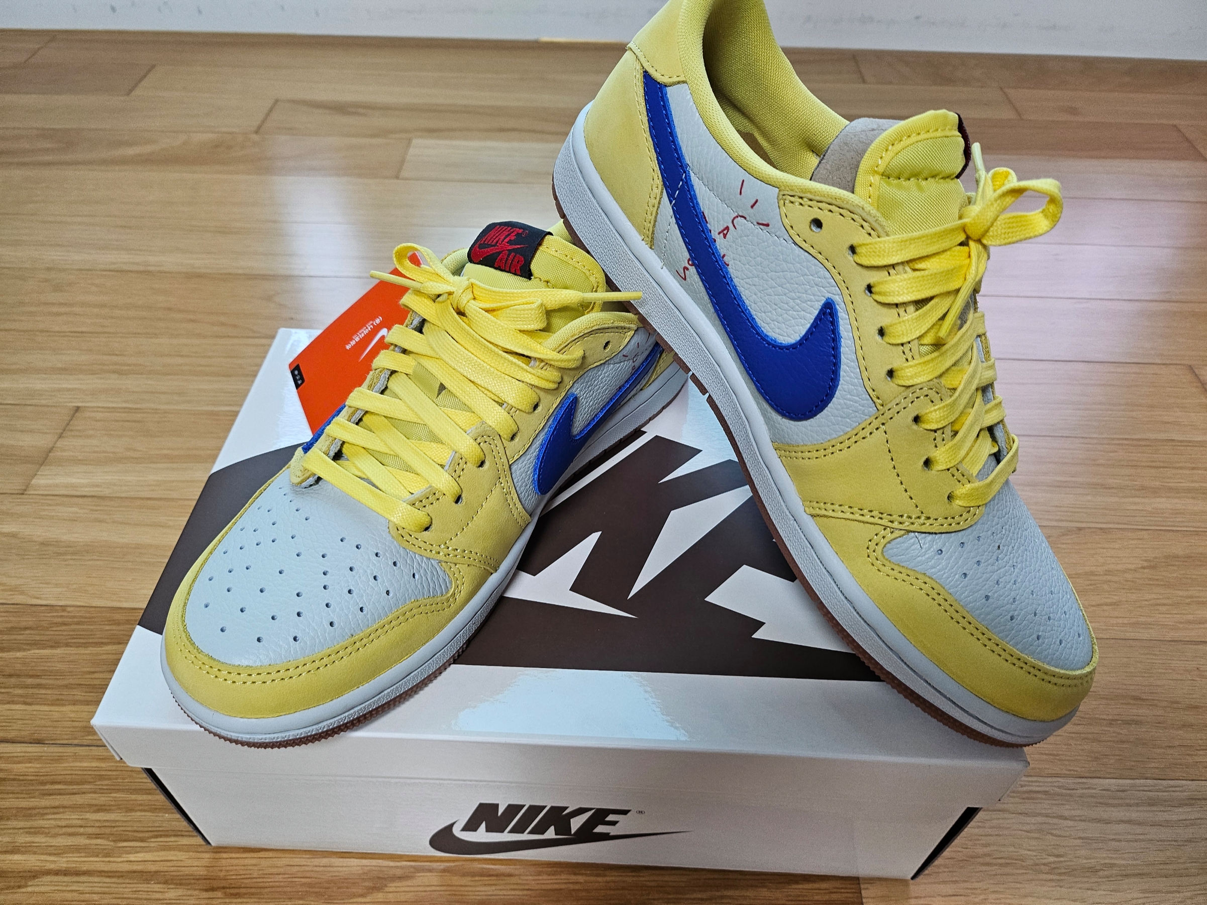 (W) Jordan 1 x Travis Scott Retro Low OG SP Canary 착용 스타일 - 1