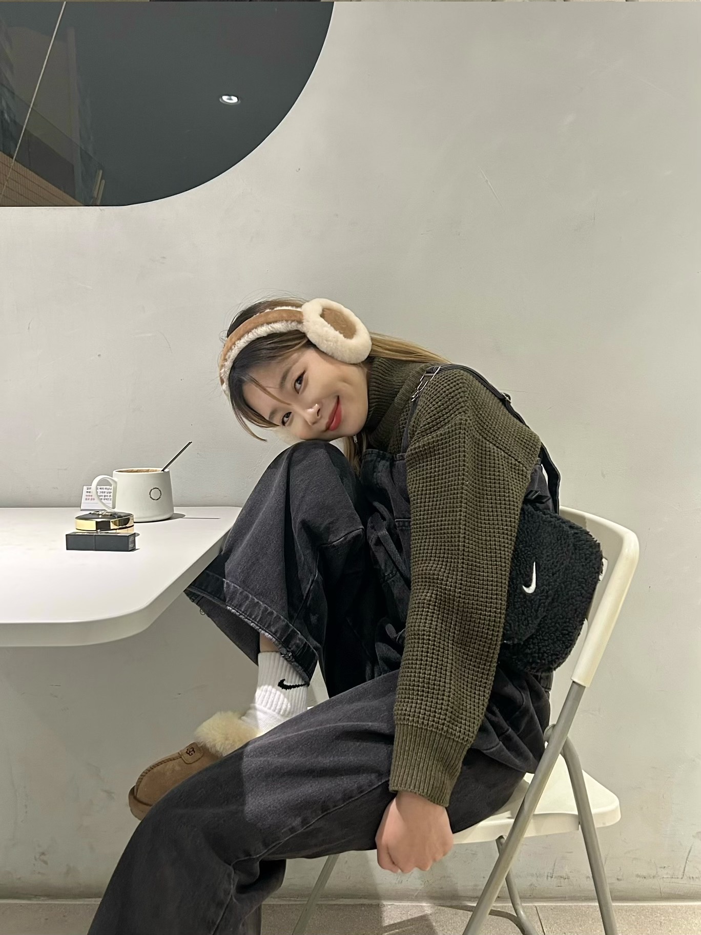 (W) UGG Embroidered Logo Earmuff Chestnut, (W) UGG Coquette Slipper Chestnut 착용 스타일 - 2
