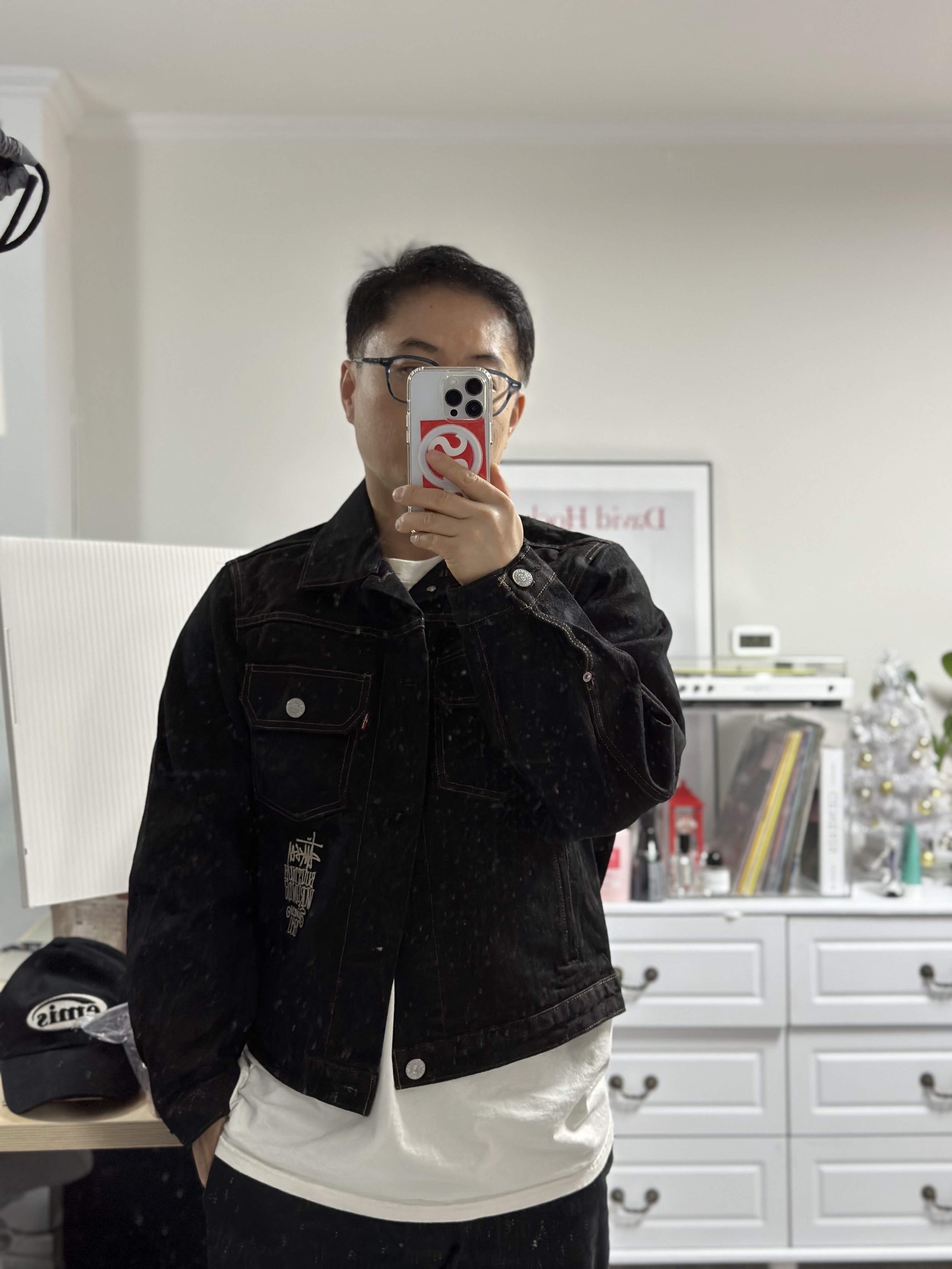 Stussy x Levi's Crispy Rinse Trucker Jacket Black 착용 스타일