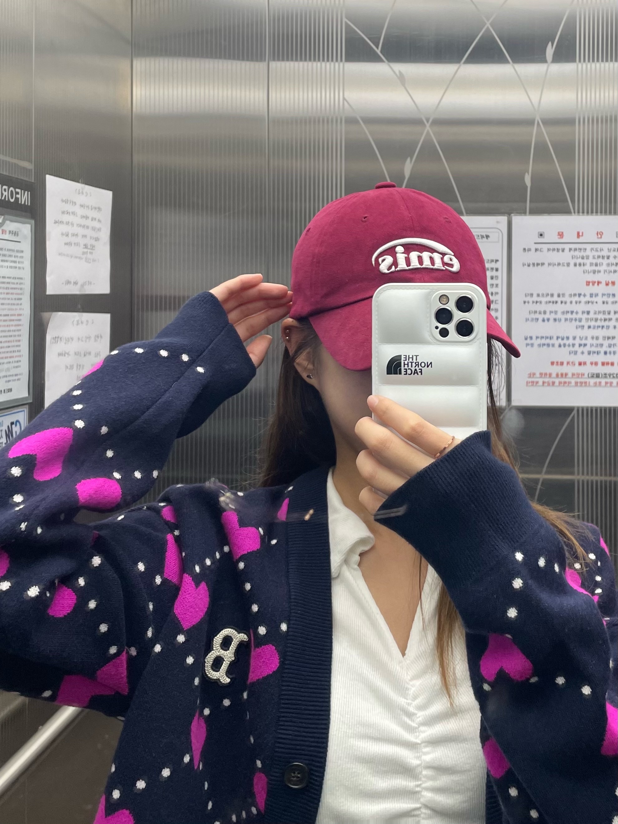 Emis New Logo Emis Cap Burgundy 착용 스타일