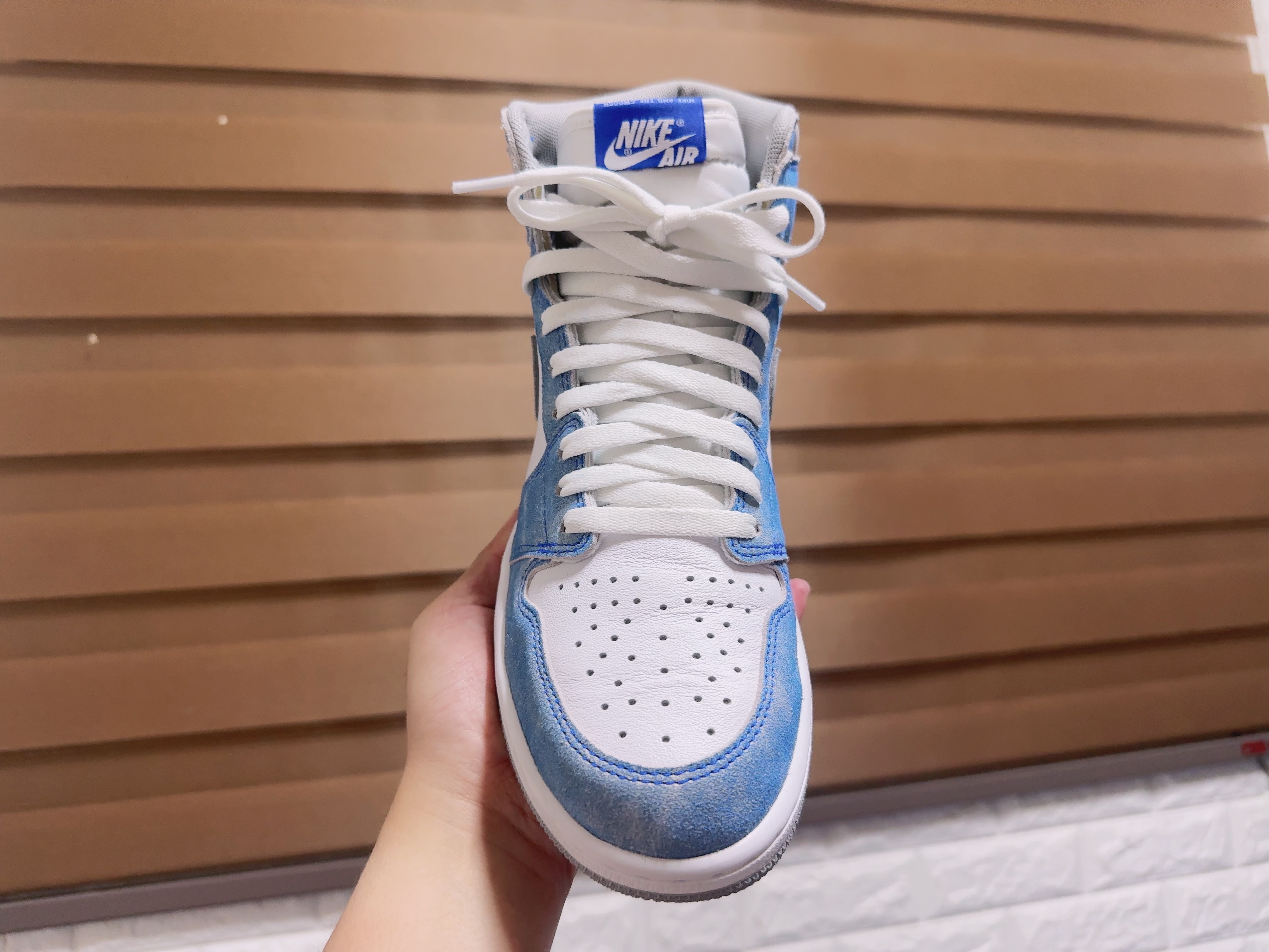 Jordan 1 Retro High OG Hyper Royal 착용 스타일 - 5