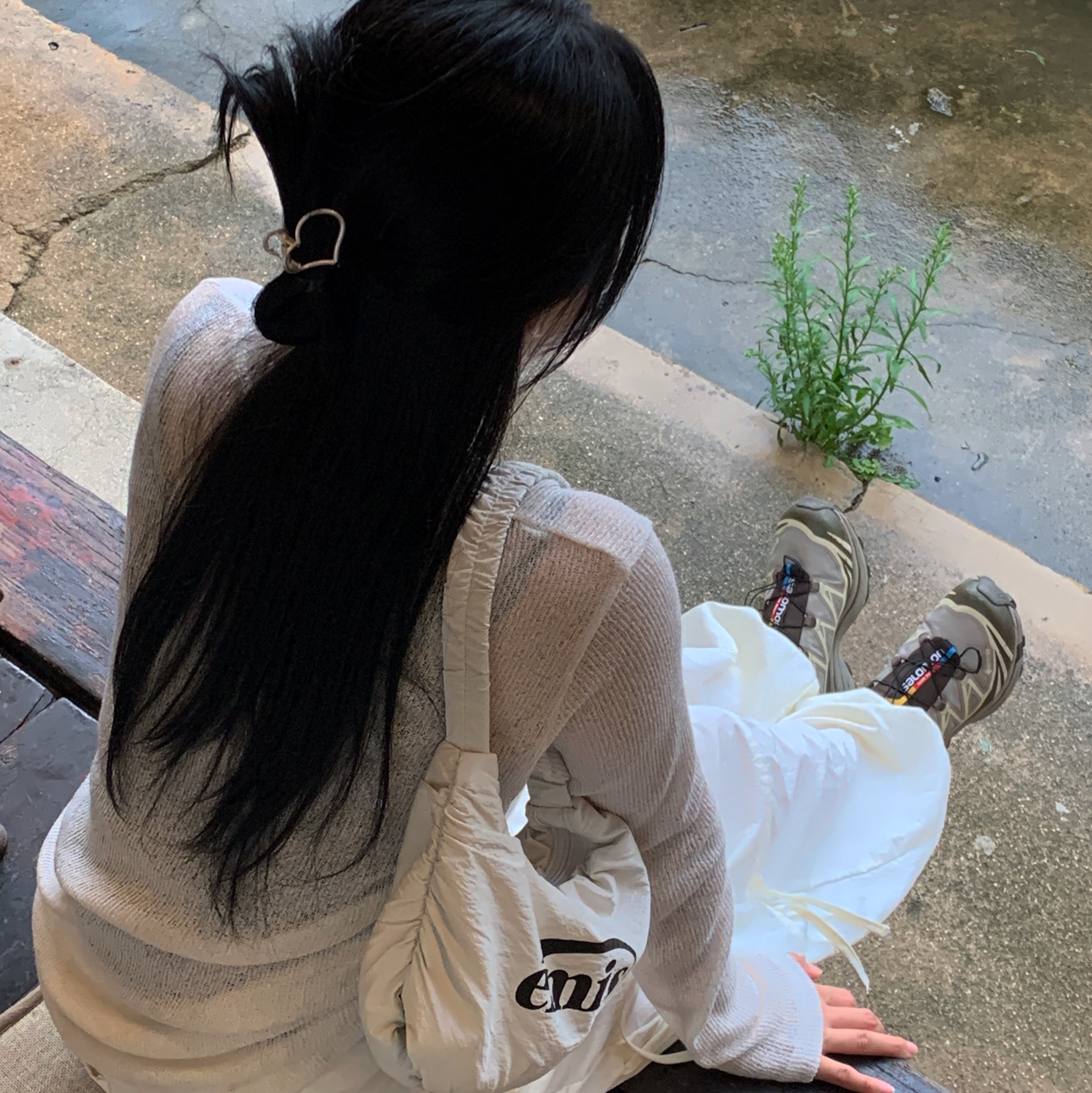 Emis Glossy Shirring Hobo Bag White, Salomon XT-6 Gore-Tex Vintage Khaki 착용 스타일 - 2