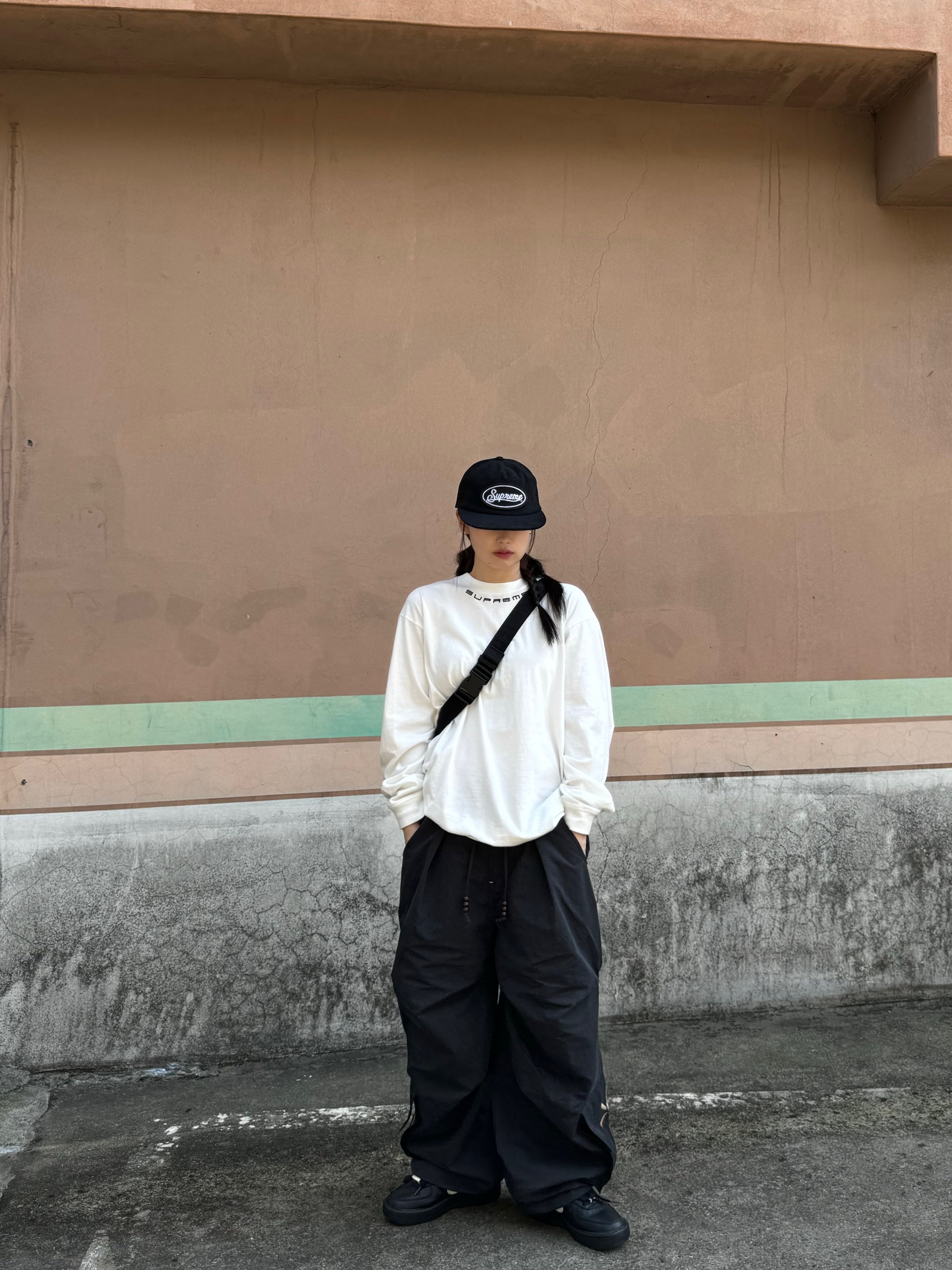 Supreme Collar Logo L/S Top White - 23FW, Supreme Terry Mesh Back 5-Panel Black - 24SS 착용 스타일 - 4