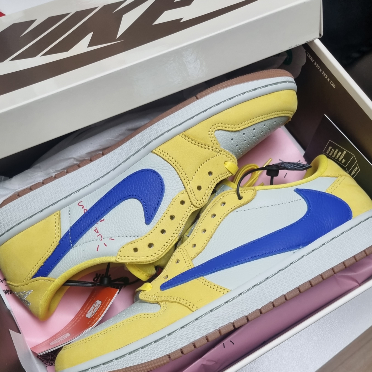 (W) Jordan 1 x Travis Scott Retro Low OG SP Canary 착용 스타일