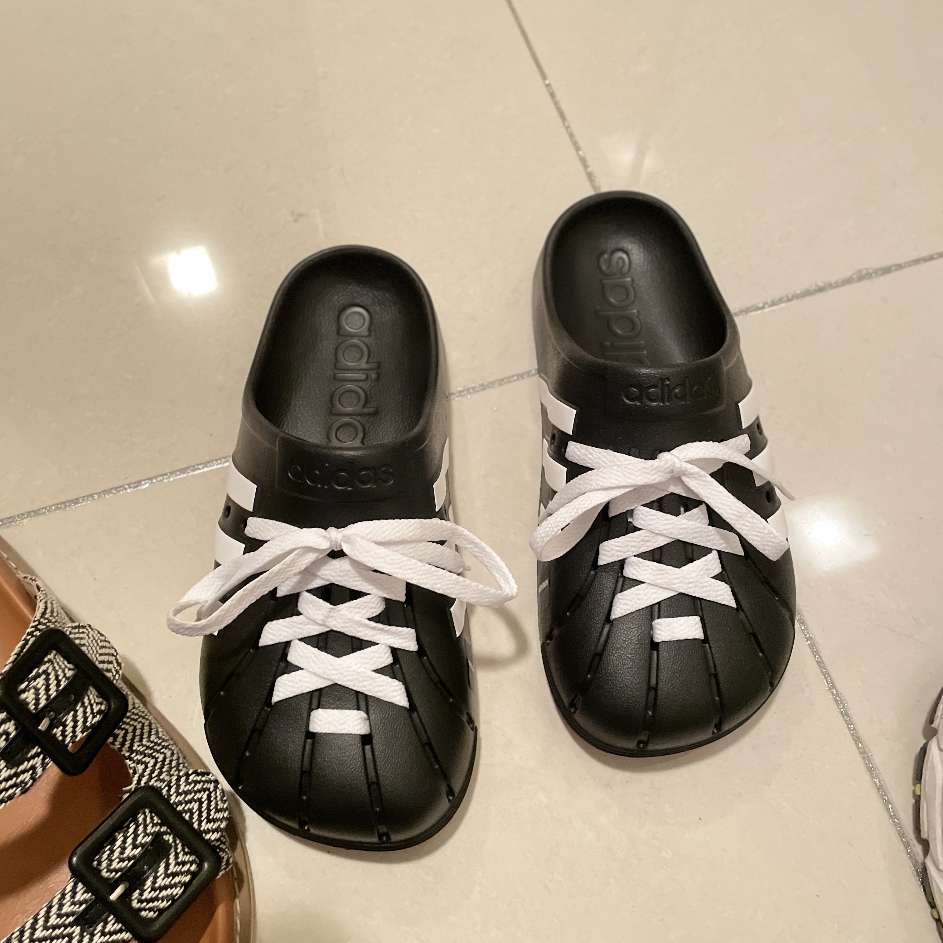 Adidas Adilette Clog Black White 착용 스타일