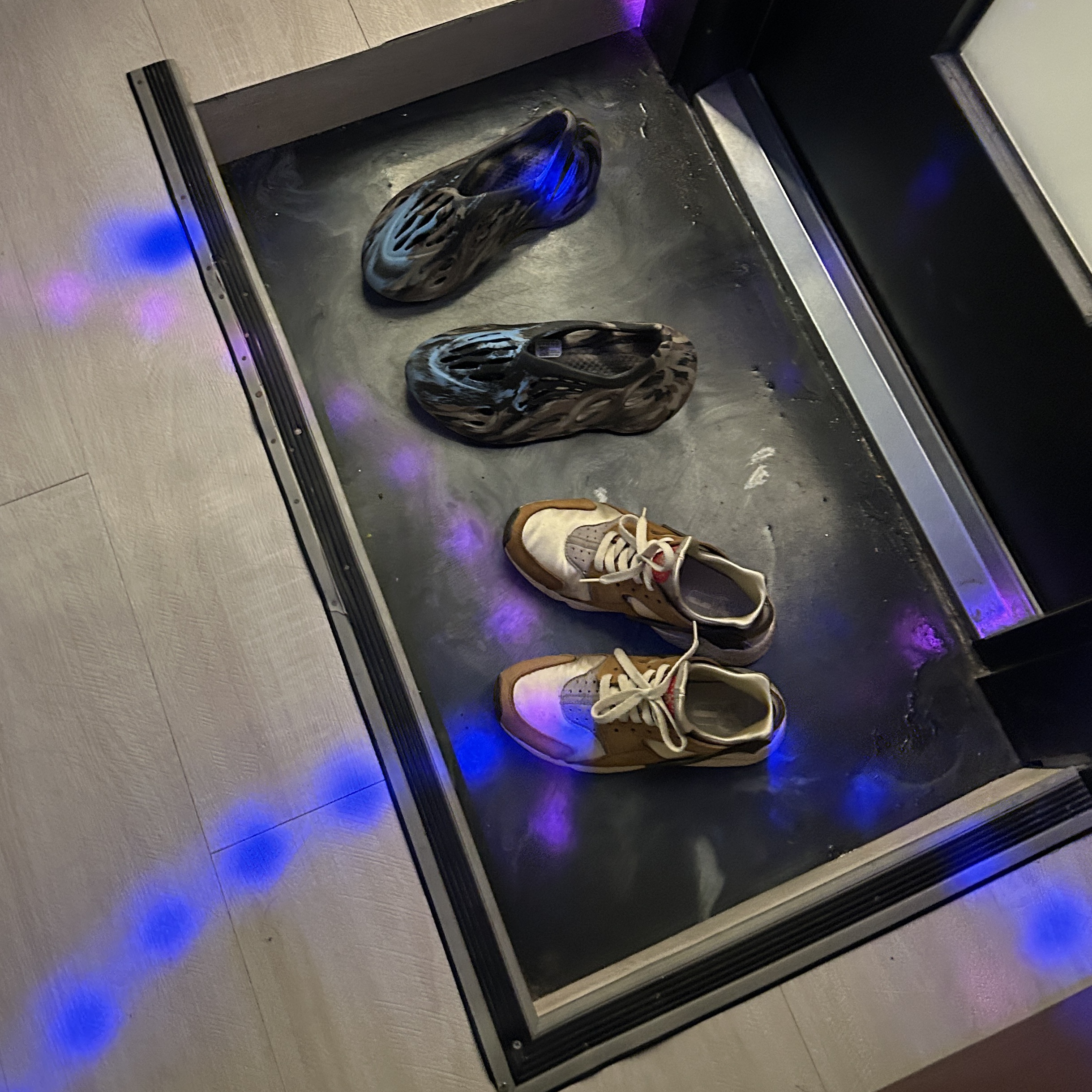 Nike x Stussy Air Huarache LE Desert Oak, Adidas Yeezy Foam RNNR MX Cinder 착용 스타일