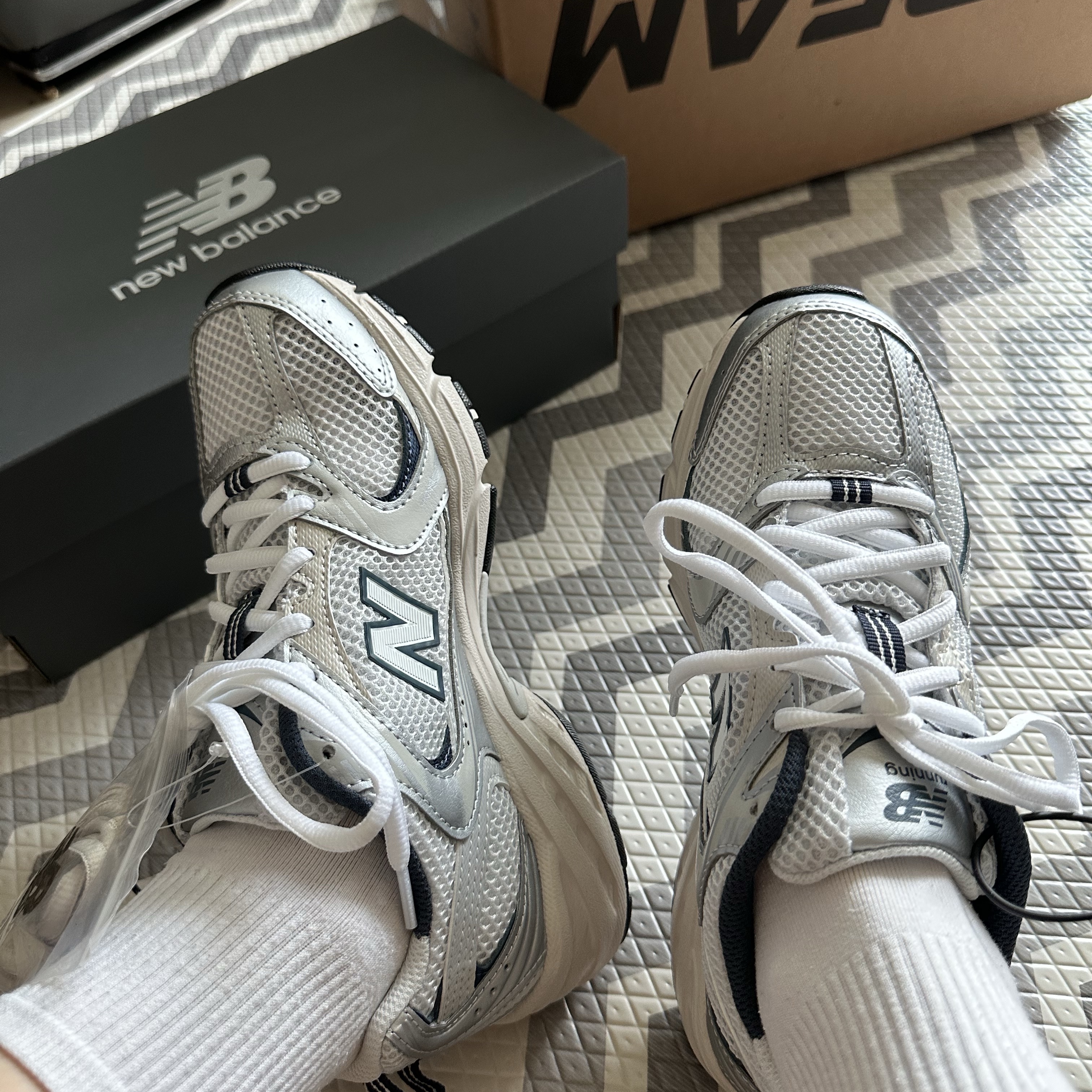 New Balance 530 Steel Grey 착용 스타일