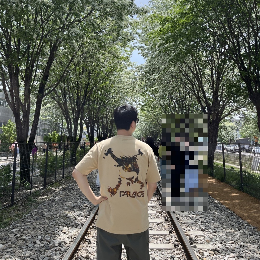 Palace x Oakley T-Shirt Sand - 23SS 착용 스타일