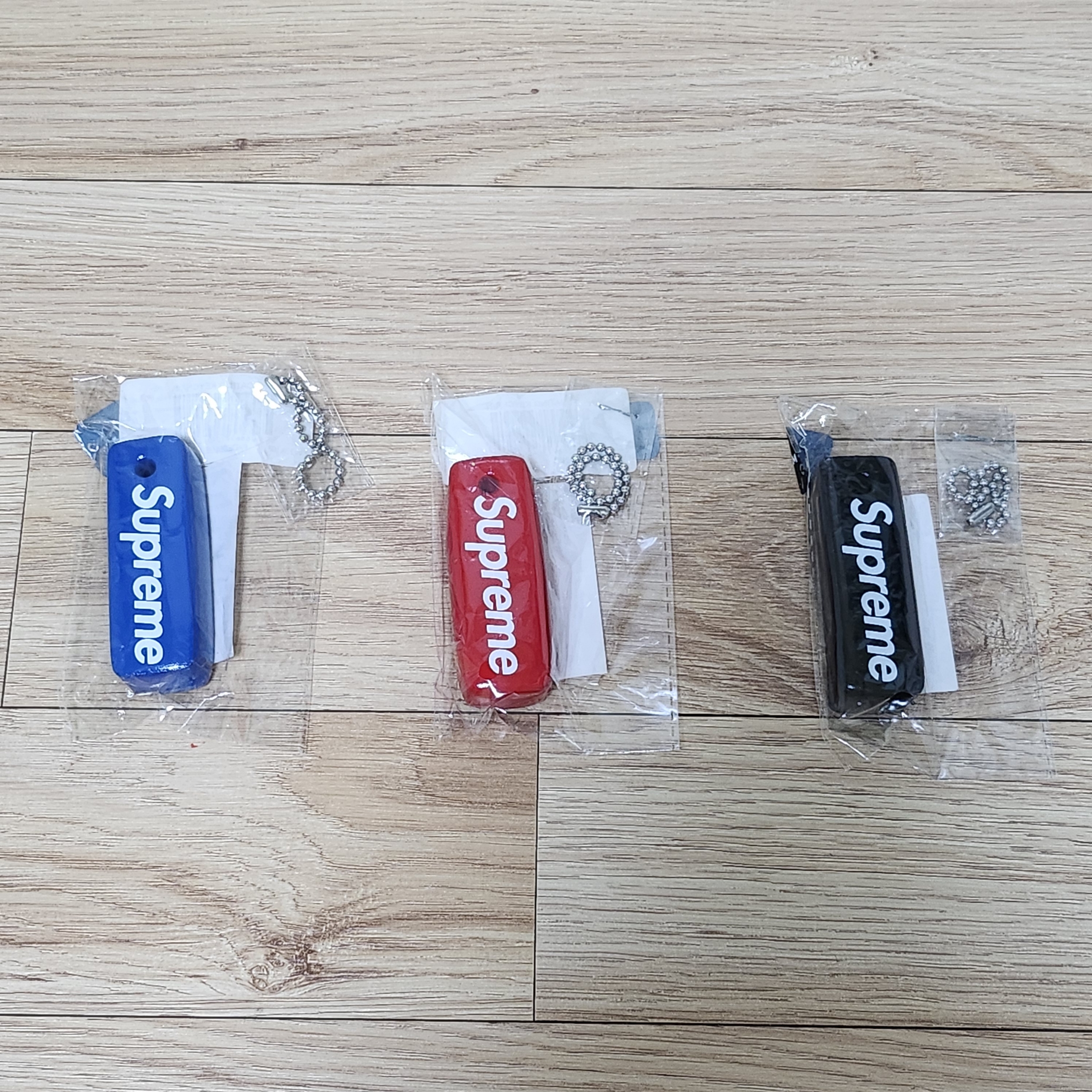 Supreme Floating Keychain Black - 23FW, Supreme Floating Keychain Red - 23FW 착용 스타일