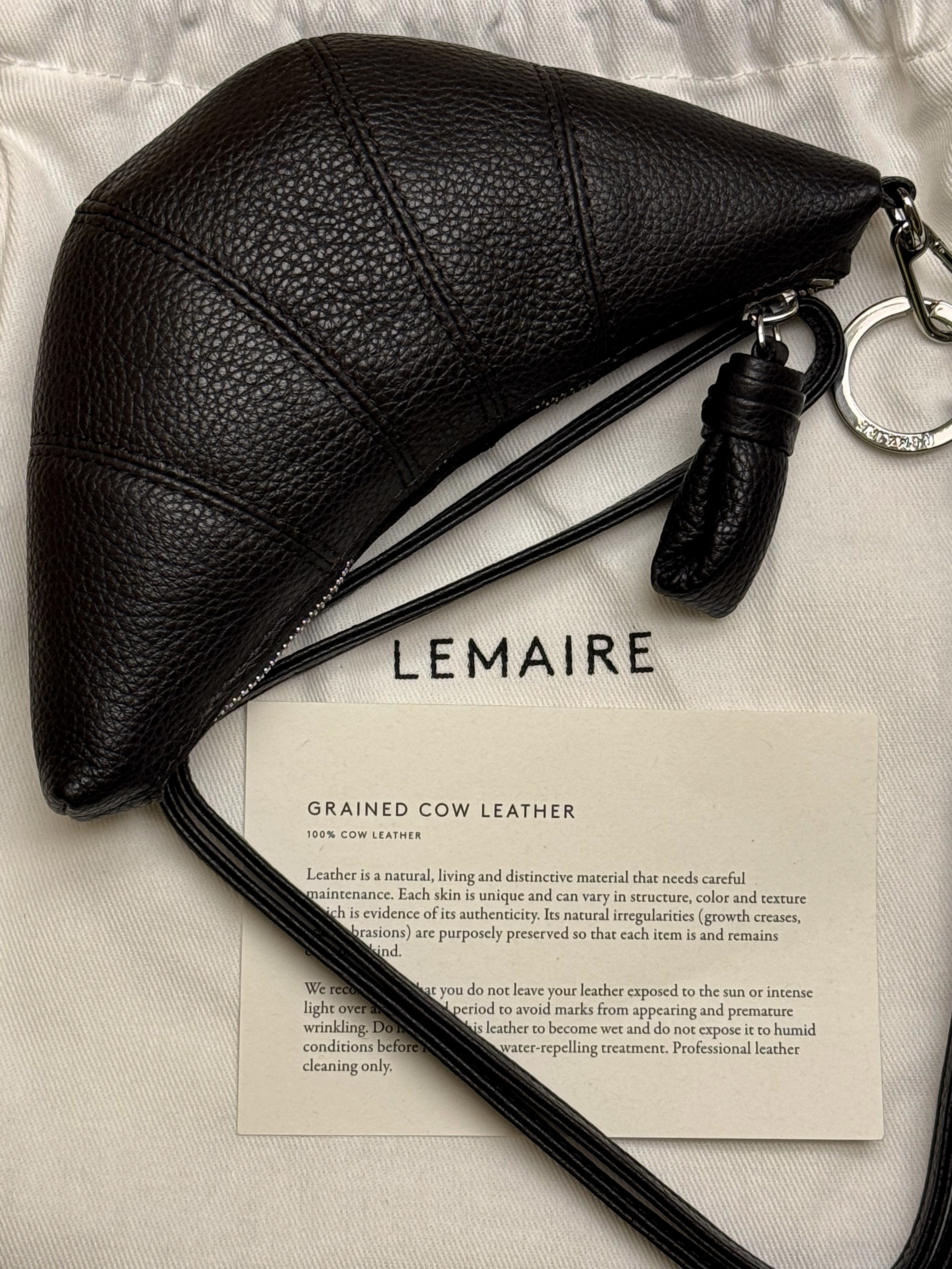 Lemaire Croissant Coin Purse Necklace Soft Grained Leather Dark Chocolate 착용 스타일 - 1