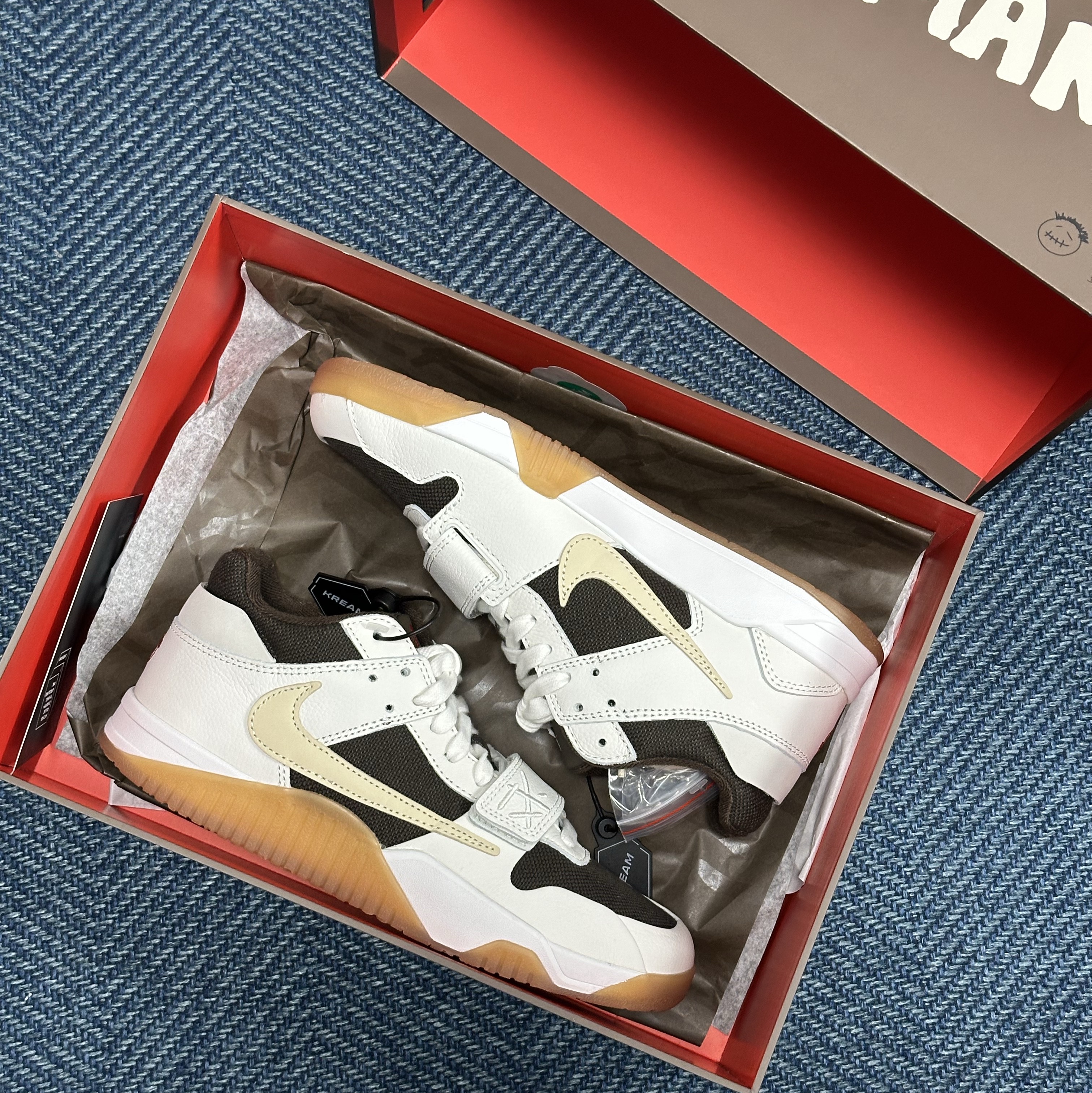 Jordan x Travis Scott Jumpman Jack TR Sail and Dark Mocha, Jordan 1 x Travis Scott x Fragment Retro Low OG SP Military Blue 착용 스타일 - 1