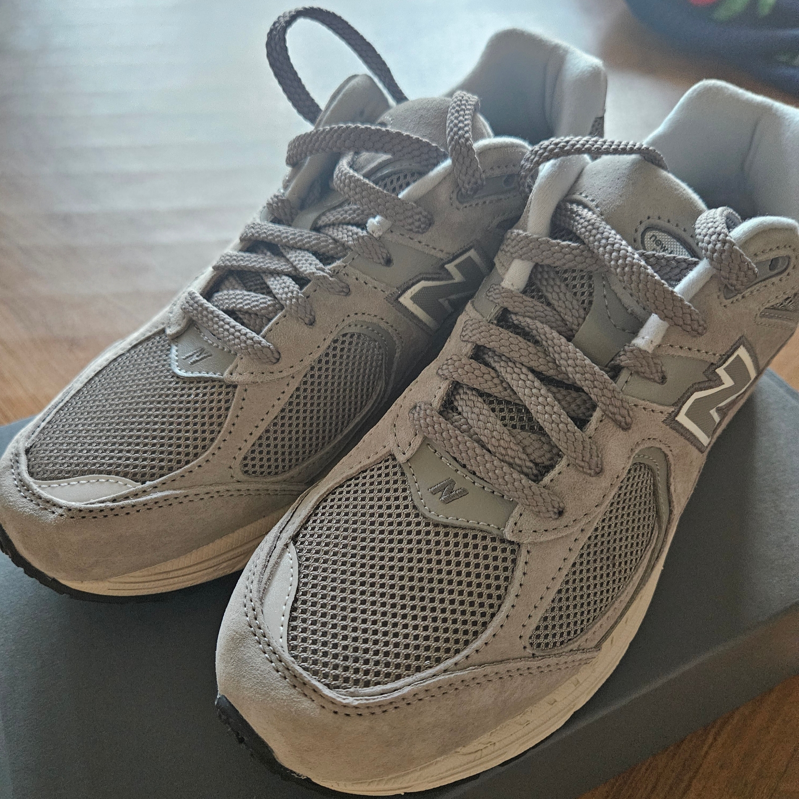 New Balance 2002R Grey 착용 스타일