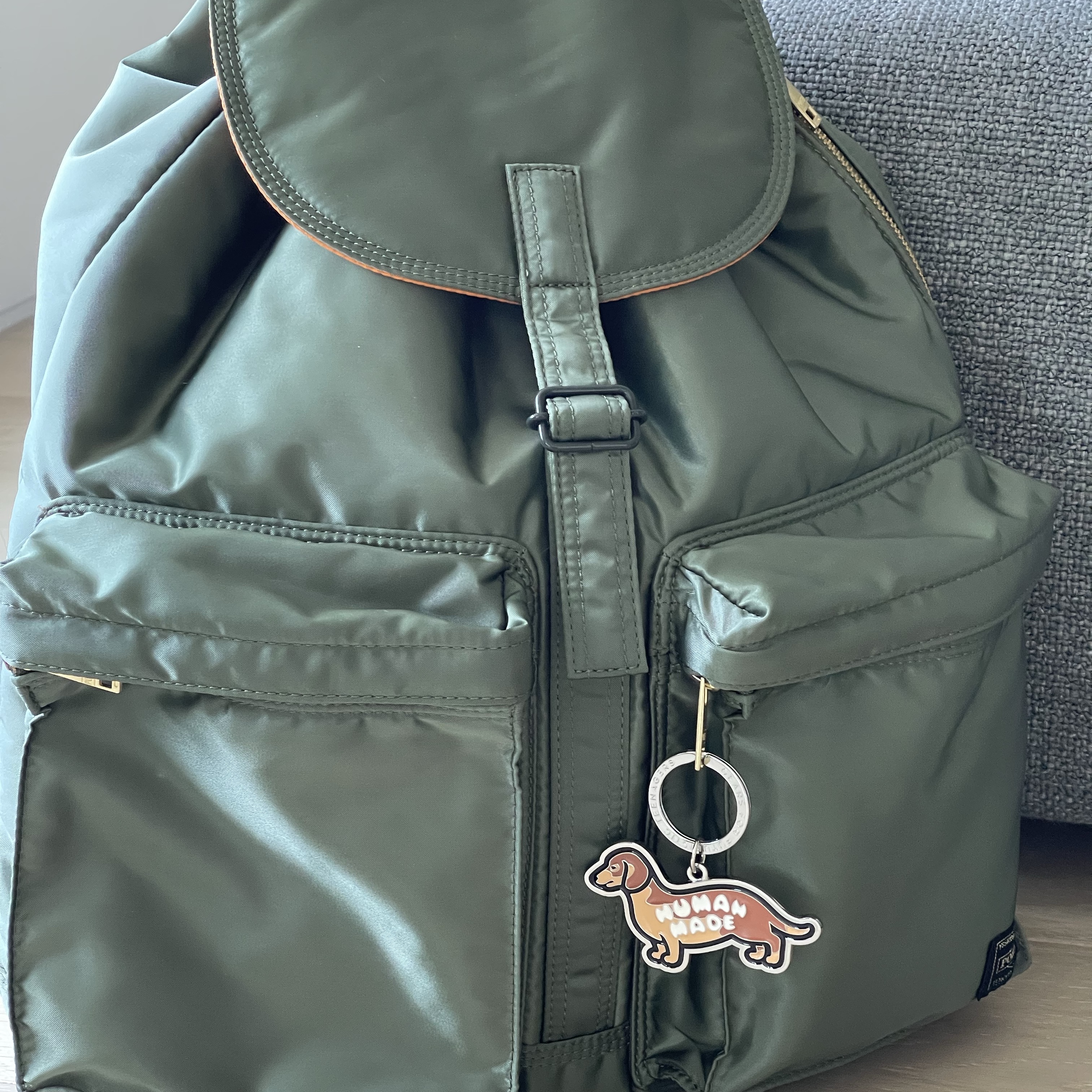 Human Made Dachs Keyring Brown 착용 스타일 - 2