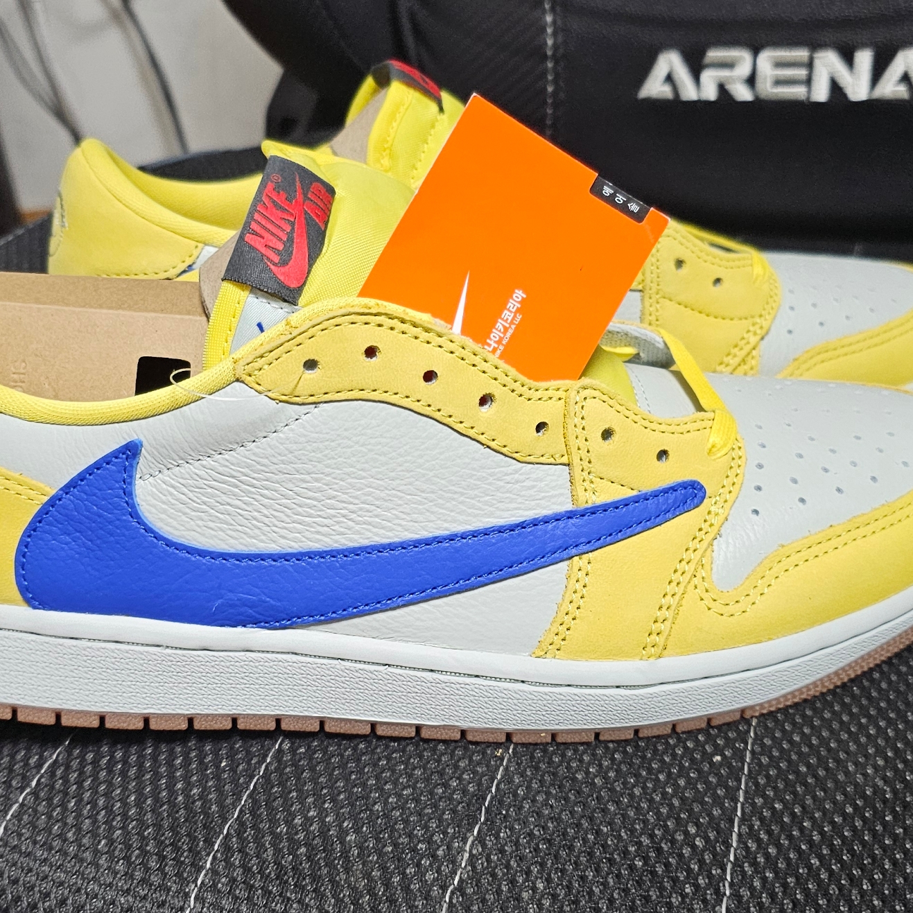 (W) Jordan 1 x Travis Scott Retro Low OG SP Canary 착용 스타일 - 4