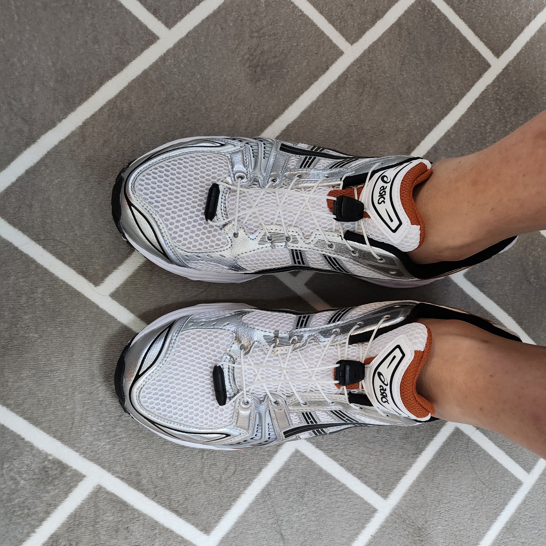 Asics Gel-Kayano 14 White Piquant Orange 착용 스타일 - 2