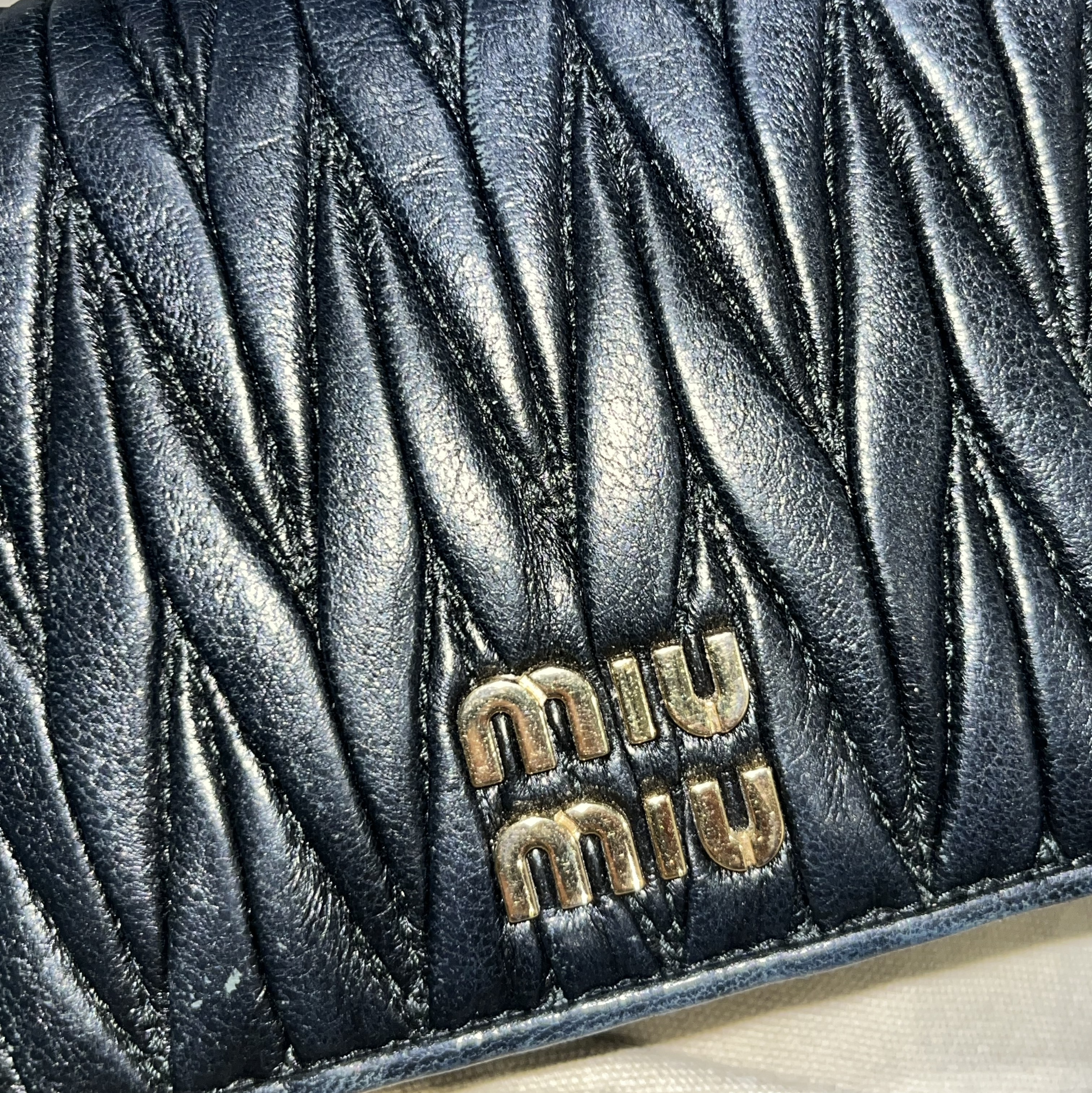 Miu Miu Matelasse Nappa Leather Wallet Black 착용 스타일 - 1