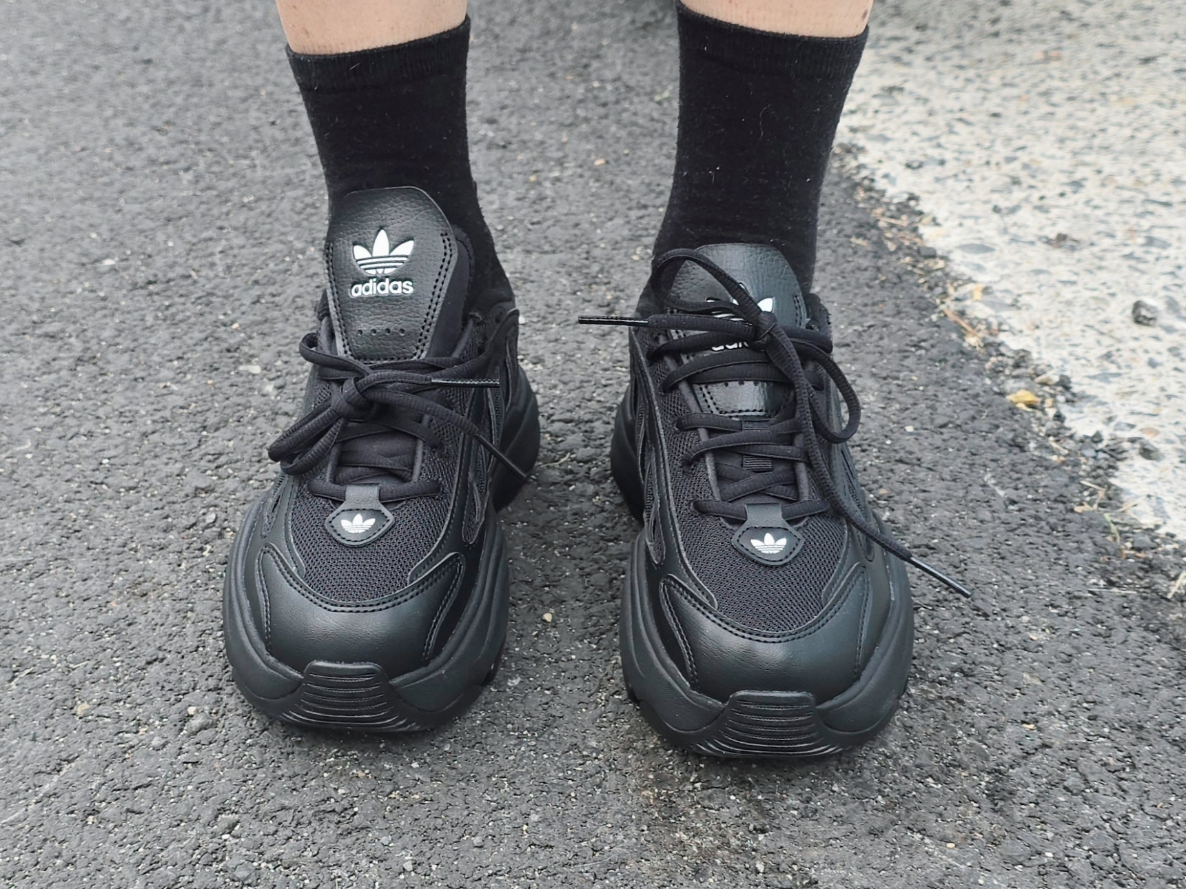 (W) Adidas Ozgaia Core Black 착용 스타일