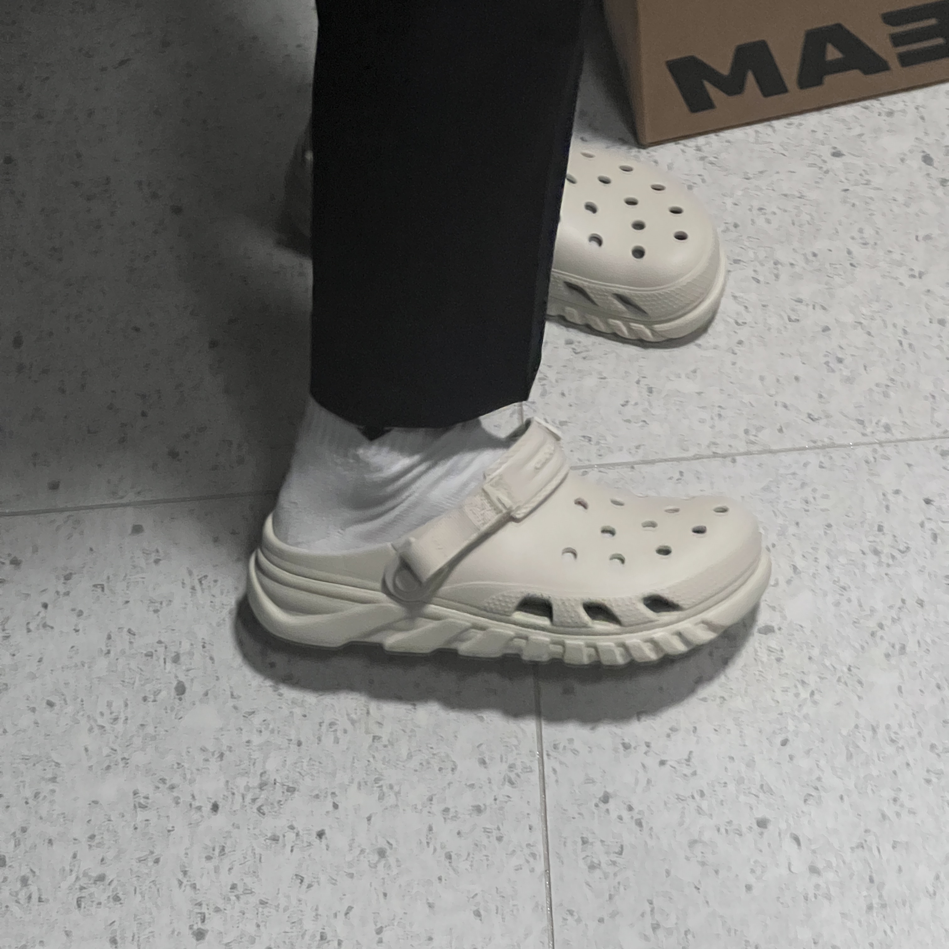 Crocs Duet Max II Clog Stucco 착용 스타일 - 4