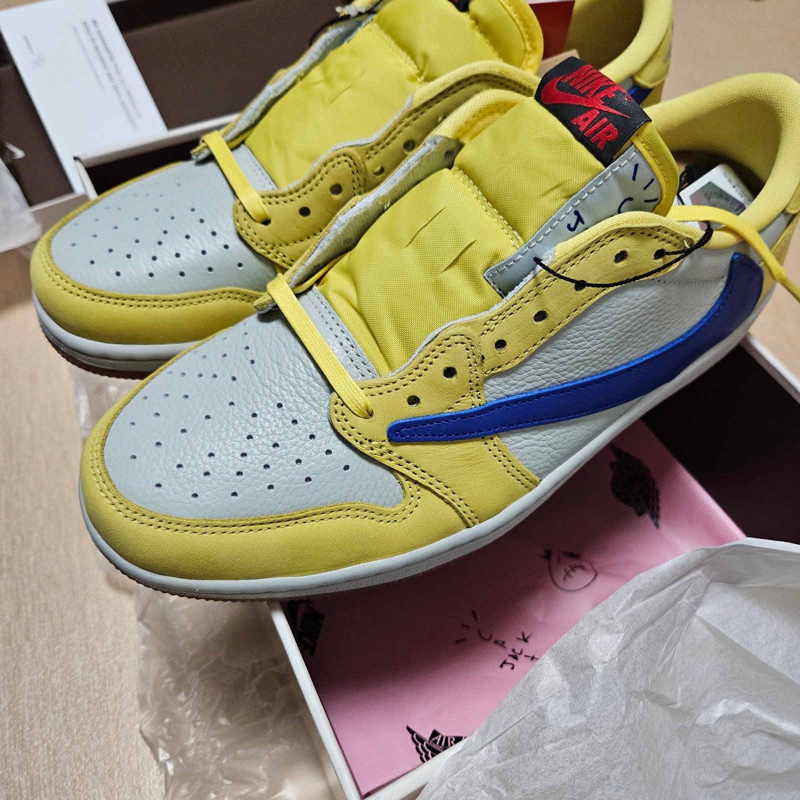 (W) Jordan 1 x Travis Scott Retro Low OG SP Canary 착용 스타일 - 1