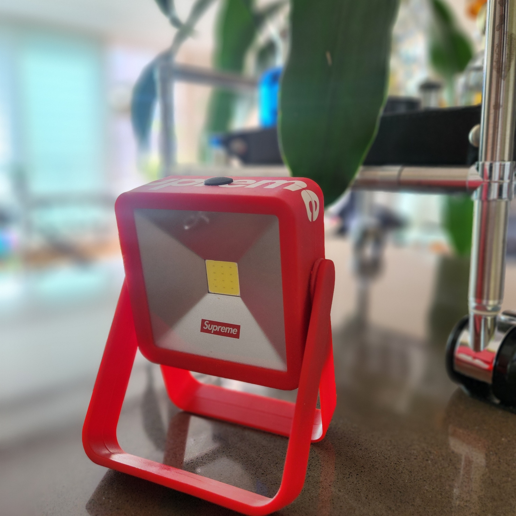 Supreme Magnetic Kickstand Light Red - 18FW 착용 스타일