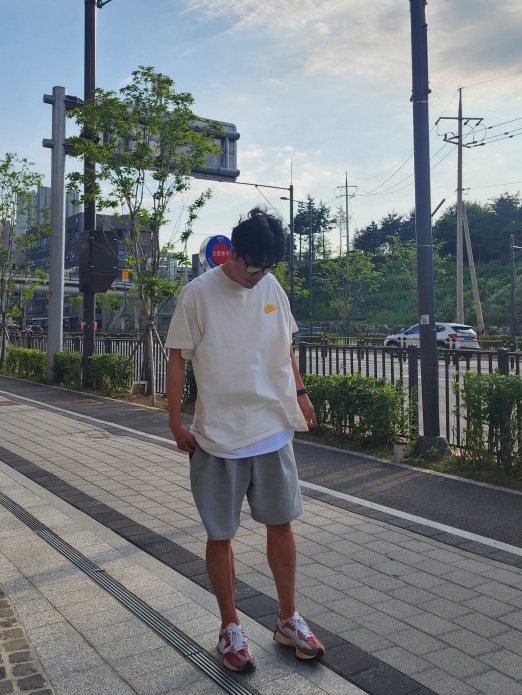 (W) New Balance 327 White Orange 착용 스타일 - 3