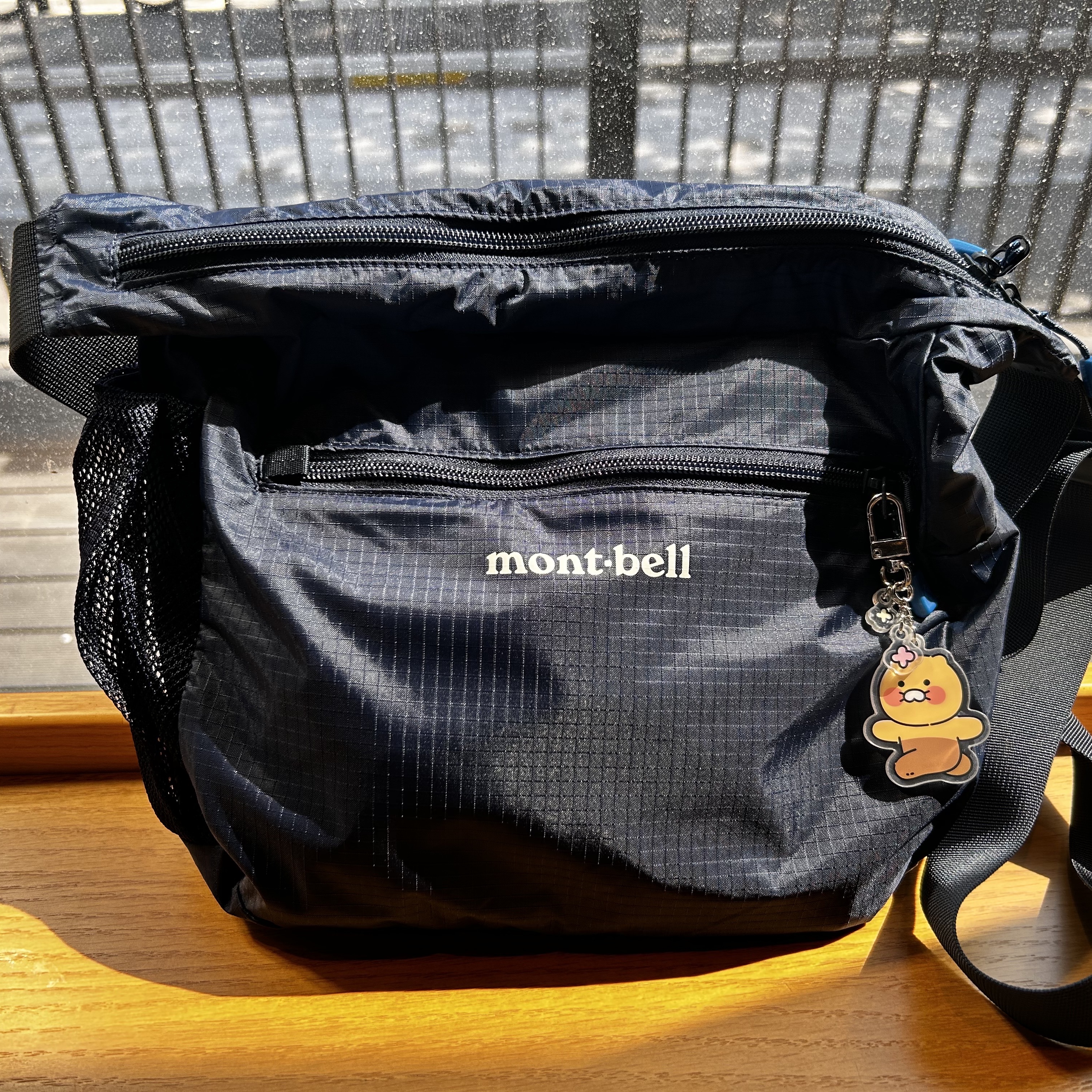 Montbell Pocketable Light Shoulder Bag Small Navy 착용 스타일 - 1