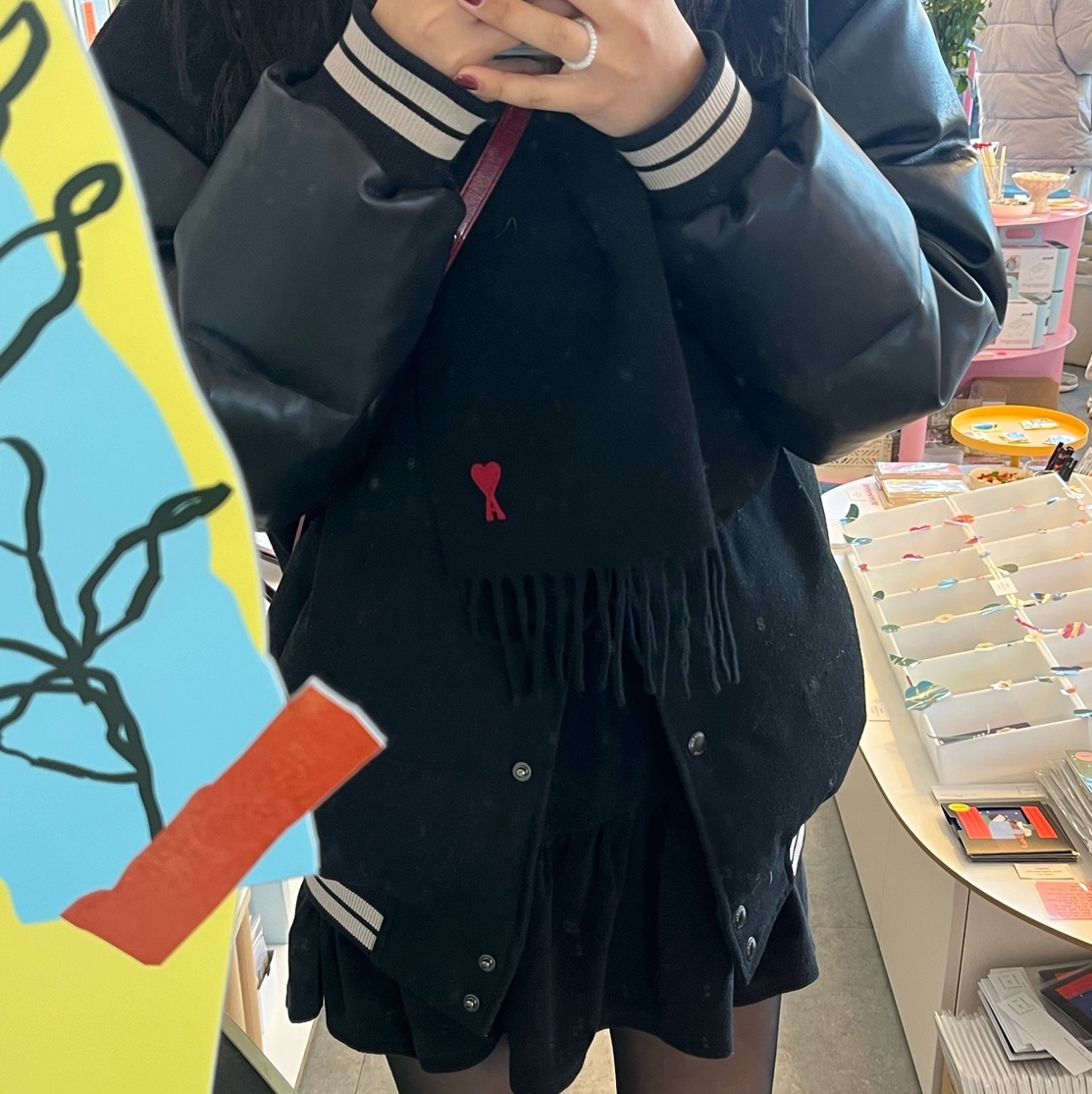 AMI de Coeur Wool Classic Muffler Black 착용 스타일 - 1
